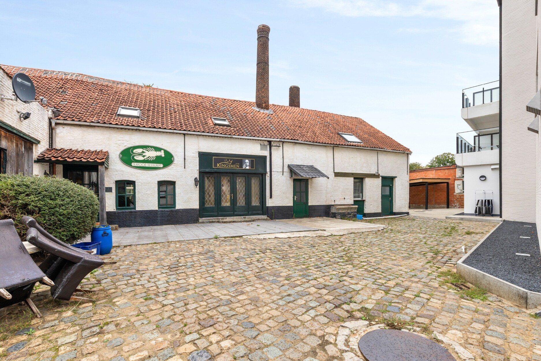 Gunstig gelegen (voormalig) handelspand met zwembad en achterhuis.