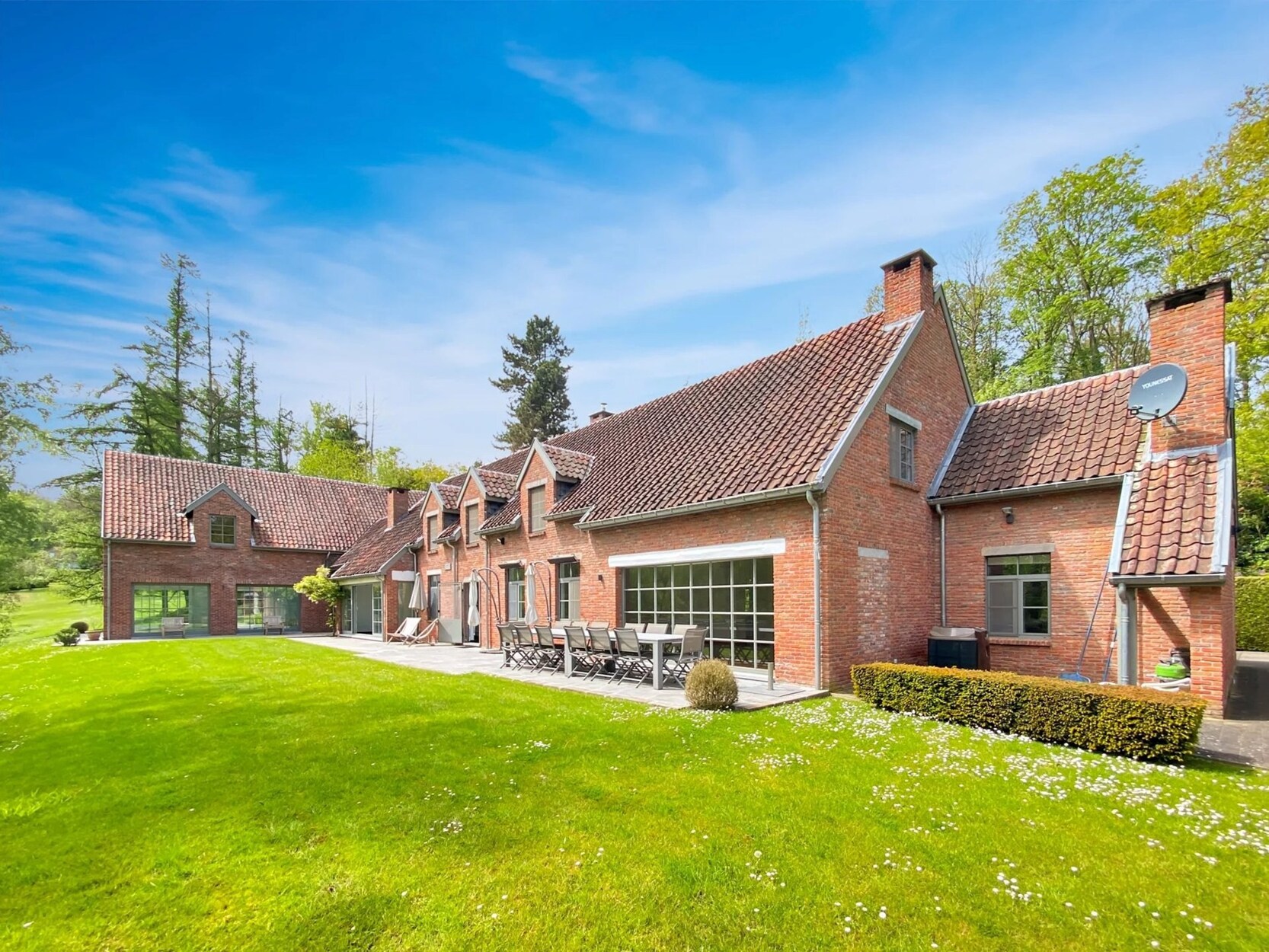 Bercuit - Villa met zwembaden en bebost park