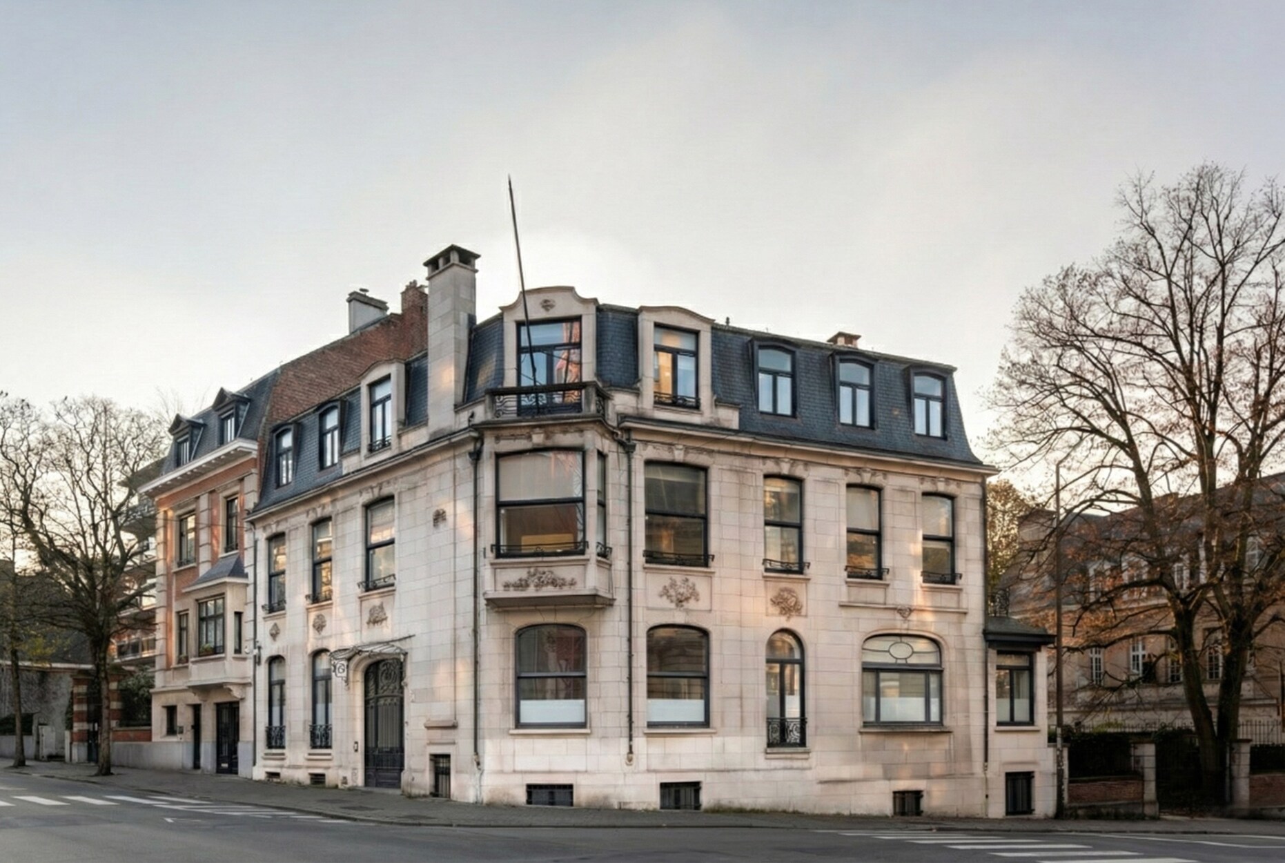 Châtelain – Herenhuis op de hoek voor kantoorbestemming