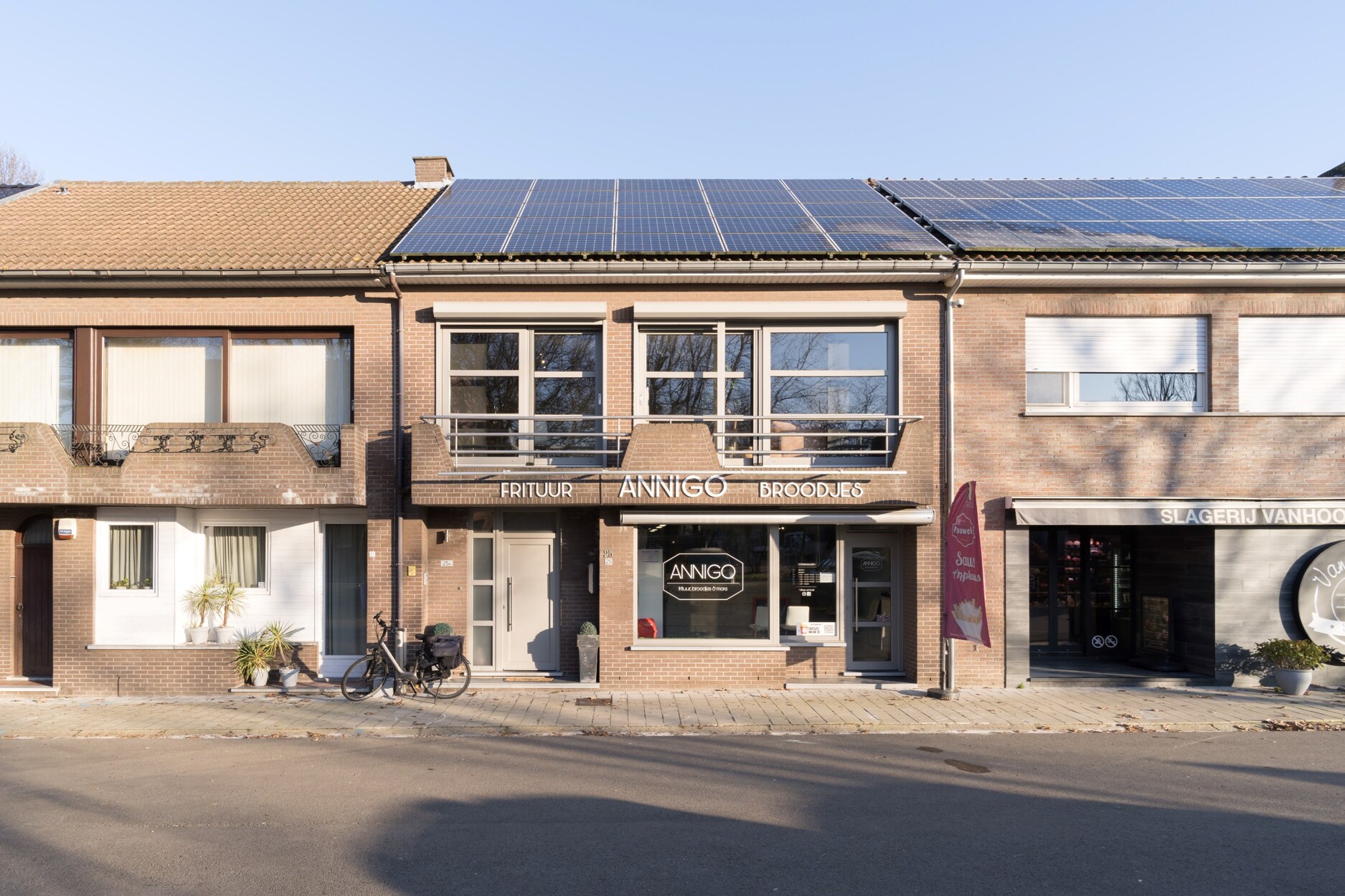 Handelsruimte met 3-slaapkamer appartement in Geel