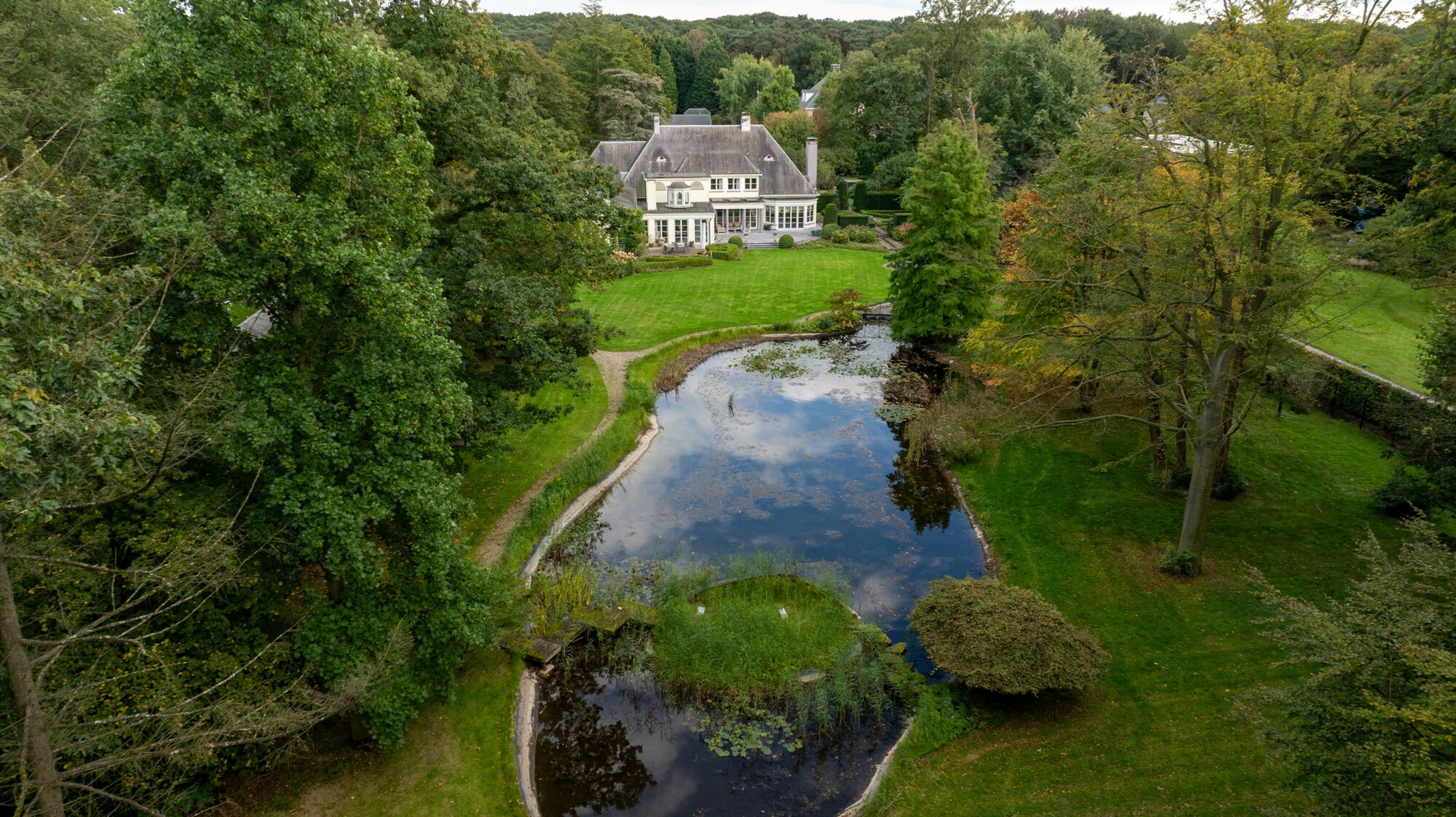 Majestueuze ruime villa met binnenzwembad in parktuin van ca. 11.000 m²