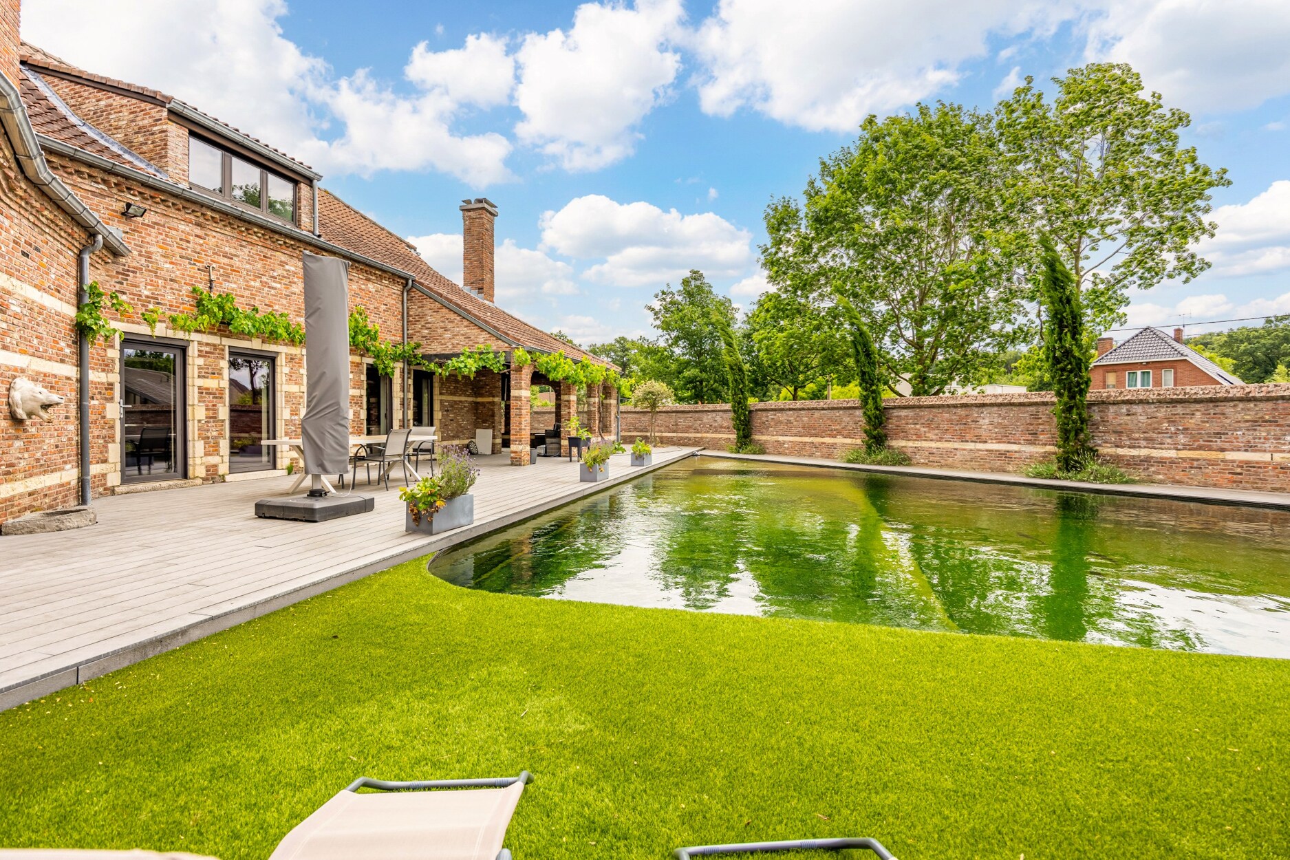 Exclusieve karaktervolle villa van +-585 m² op een prachtige natuurlijke terrein van 4875m² te Hasselt.