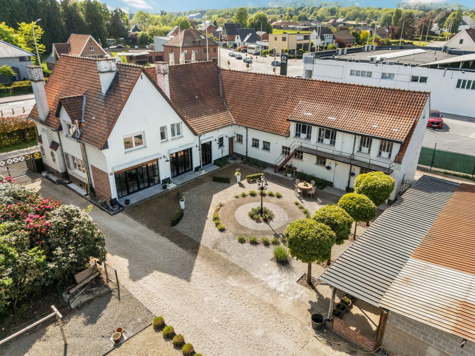 Statig en karaktervolle woning met stallen en multifunctioneel bijgebouw op een terrein van 8709m2 te Halen.