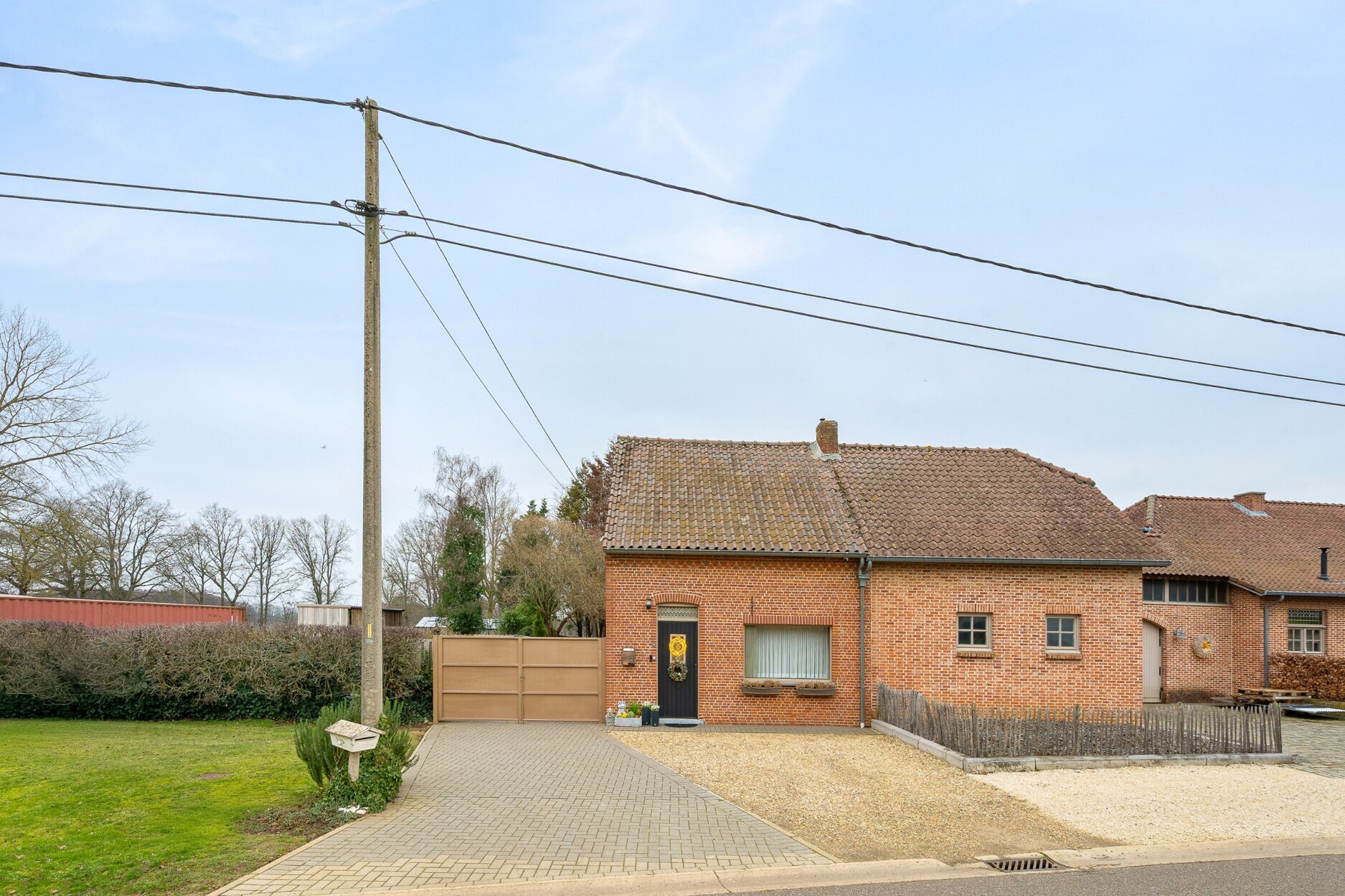 Halfopen bebouwing op ruim perceel van 1299m² in rustige buurt te Lummen.