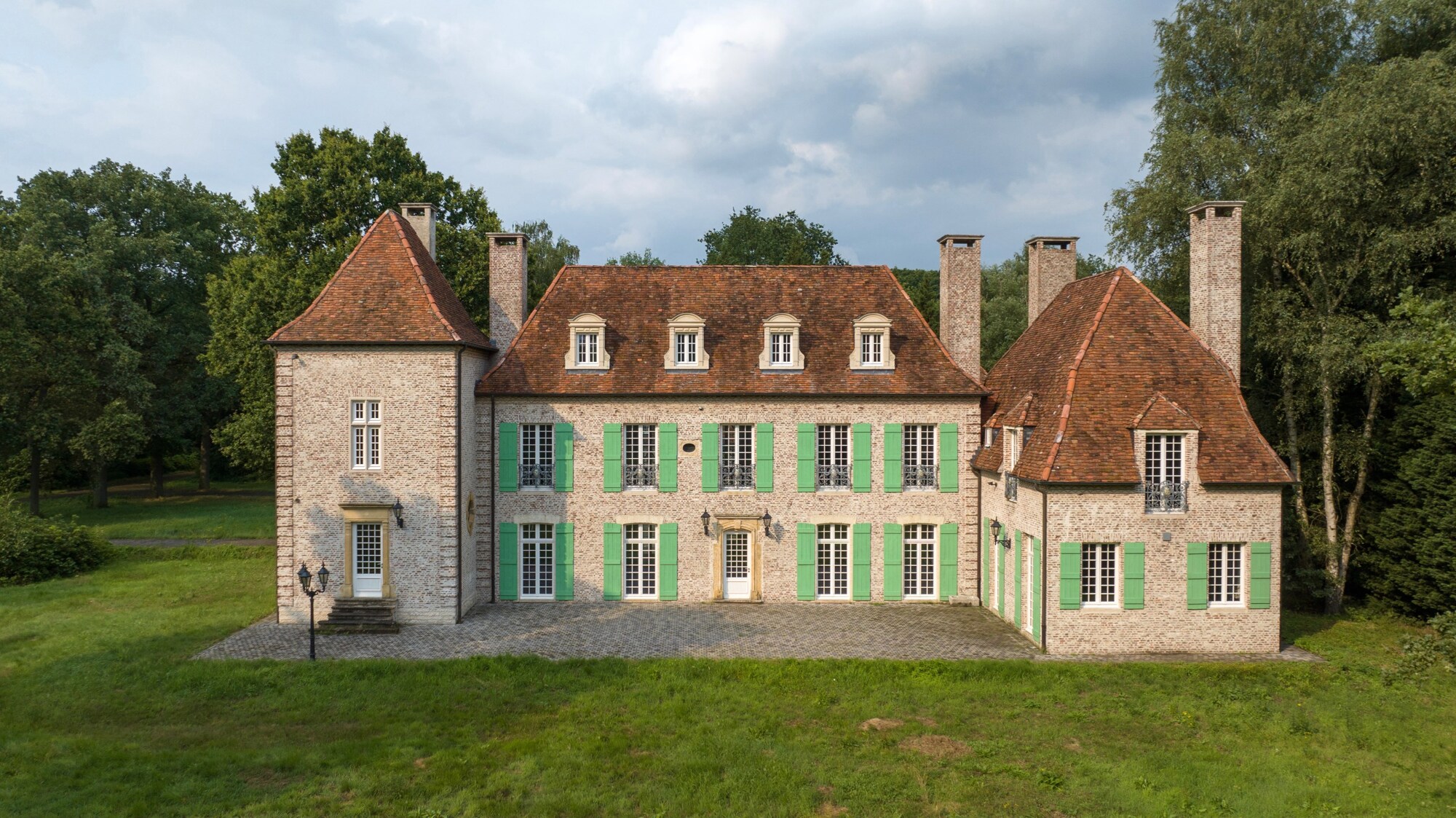 Exclusieve kasteelvilla op domein van 2,7 Ha