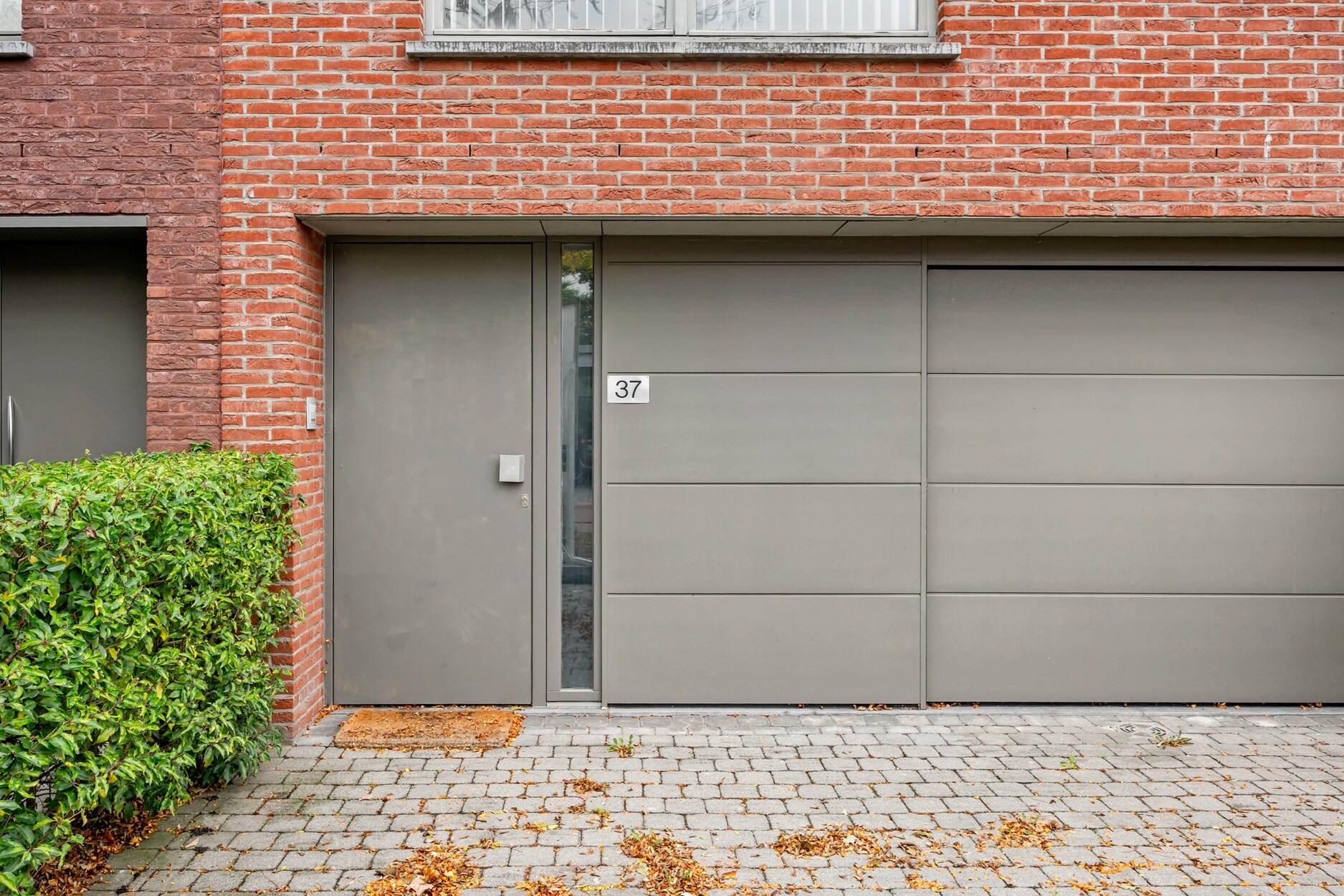 Eigentijdse split-level woning van 2005, gelegen in een doodlopende straat.