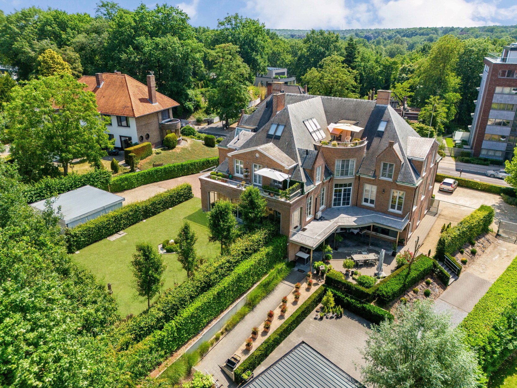 Exclusief gelijkvloers en luxe villament van 265m² op een groen terrein van  390m² te Genk.
