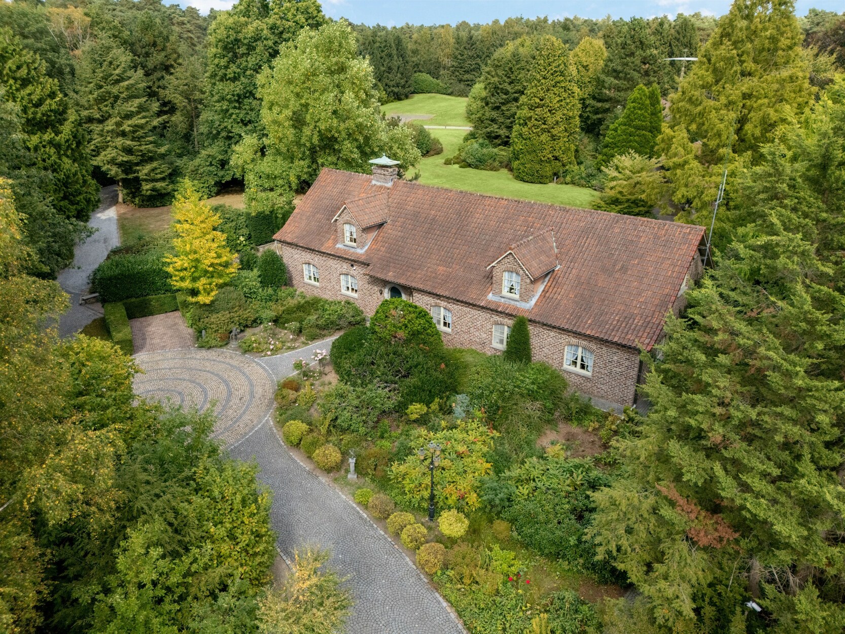 Exclusief landhuis van +- 565 m² op 18.755 m² privédomein te  Lanaken/Zutendaal.