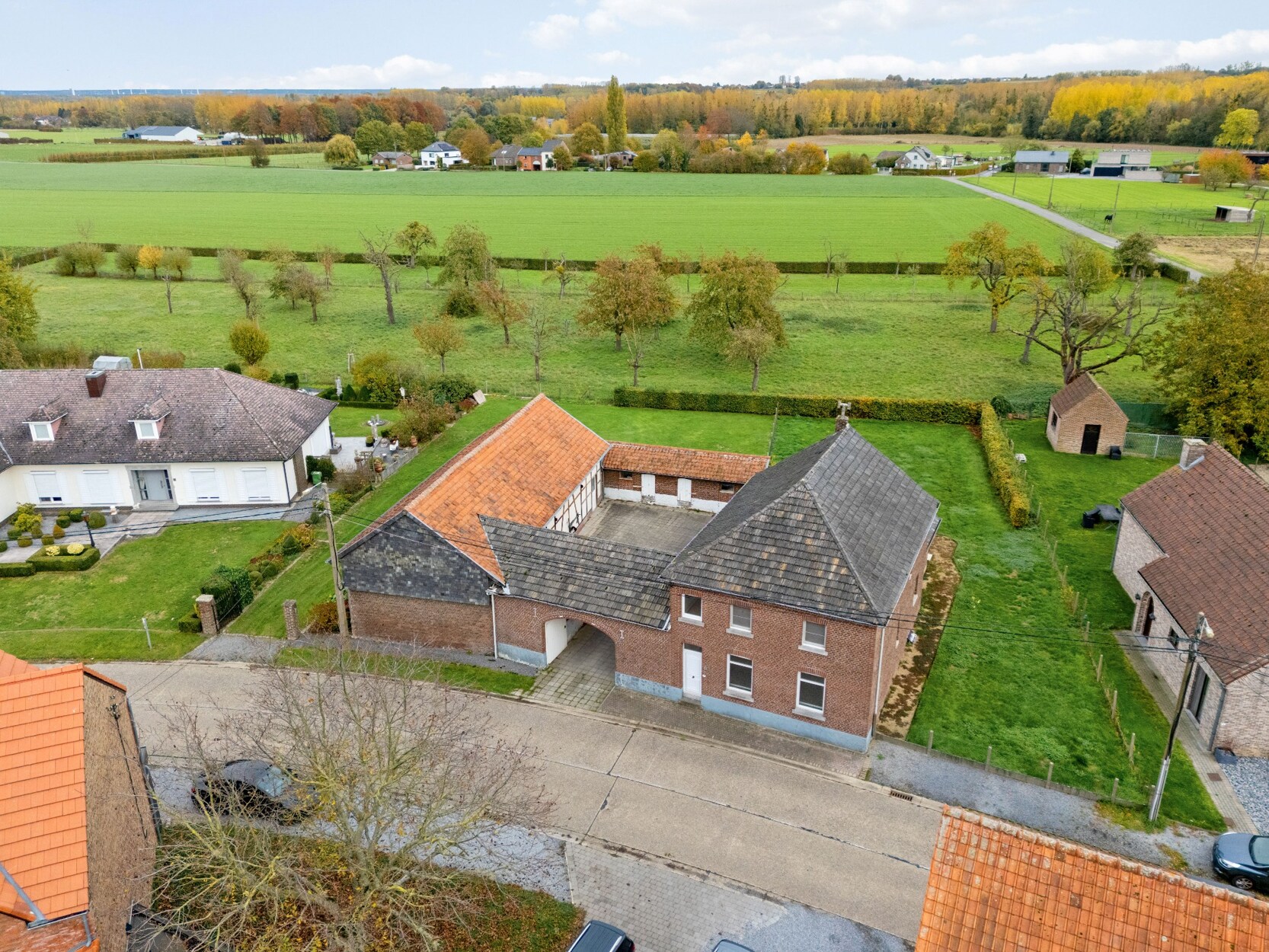 Karaktervolle vierkantshoeve met gerenoveerde schuur op 1243m2