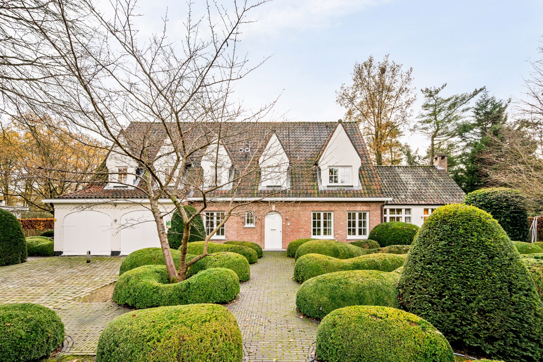 Tijdloze villa op 2.162 m² met prachtig aangelegde tuin en bijgebouw 
