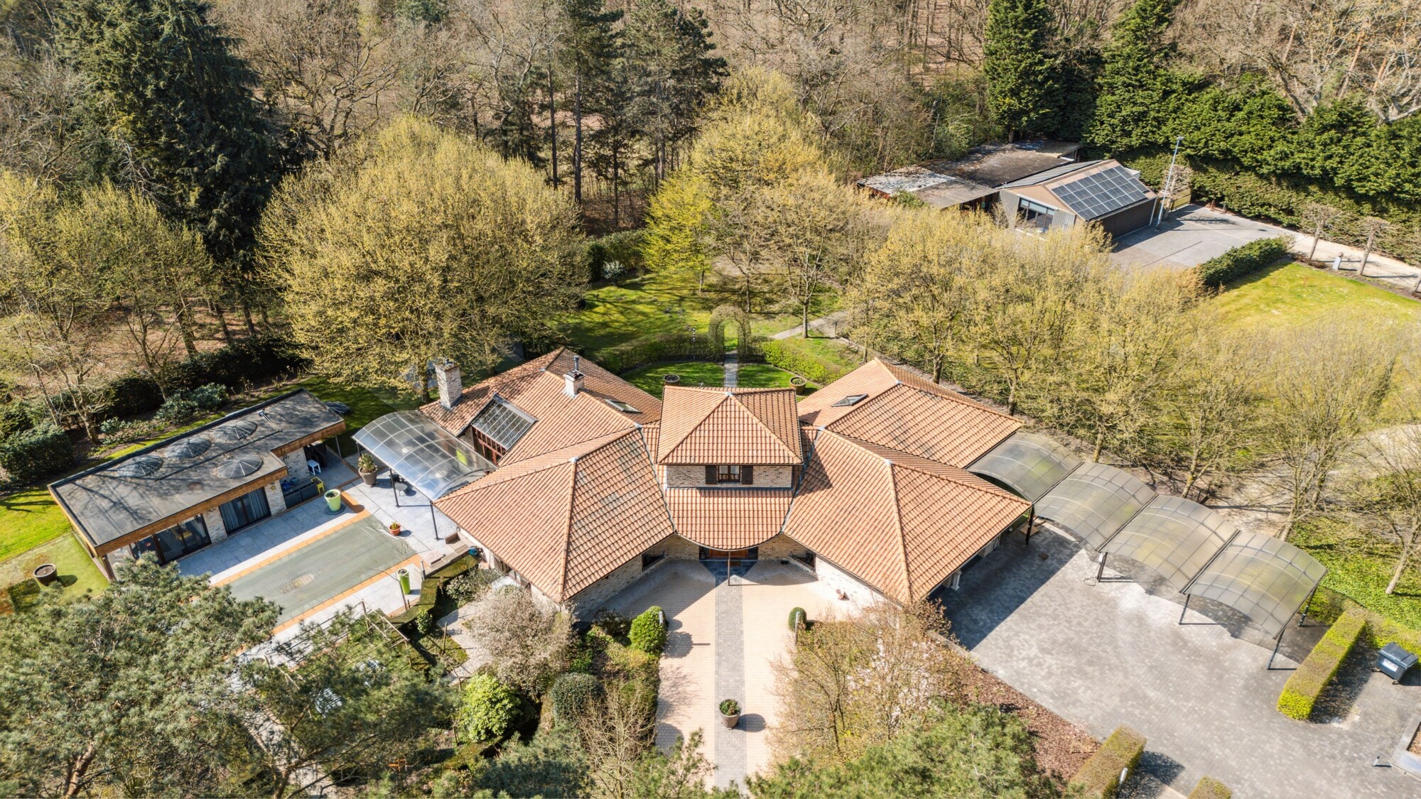 Spaanse villa op 8.670 m² in Schoten 