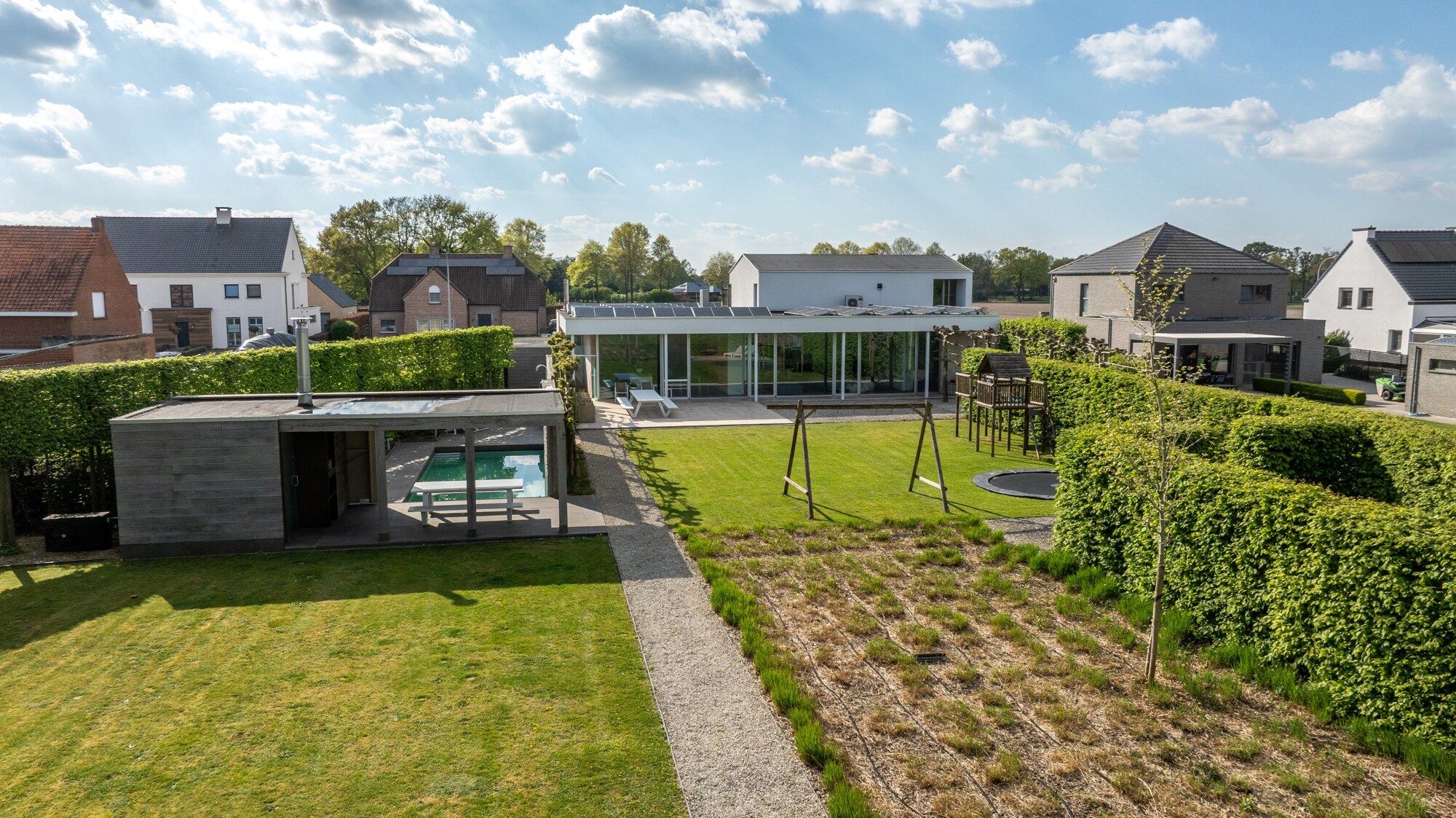 Strakke villa met buitenzwembad, wellness en kantoor/praktijk op 3.140 m² te Dessel
