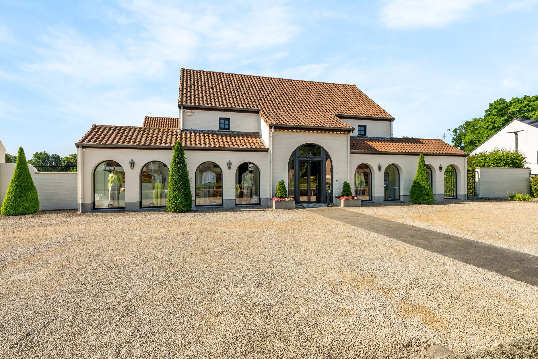 Ruime commerciële winkelruimte van 485m2 gelegen op een top zichtlocatie te Spalbeek.