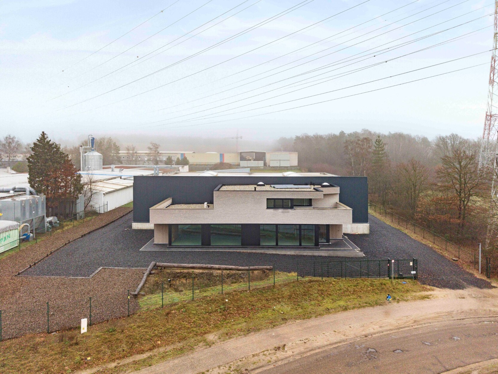 Nieuwbouw bedrijfsgebouw met casco kantoor, opslagruimte en conciërge-appartement – flexibel verhuurbaar