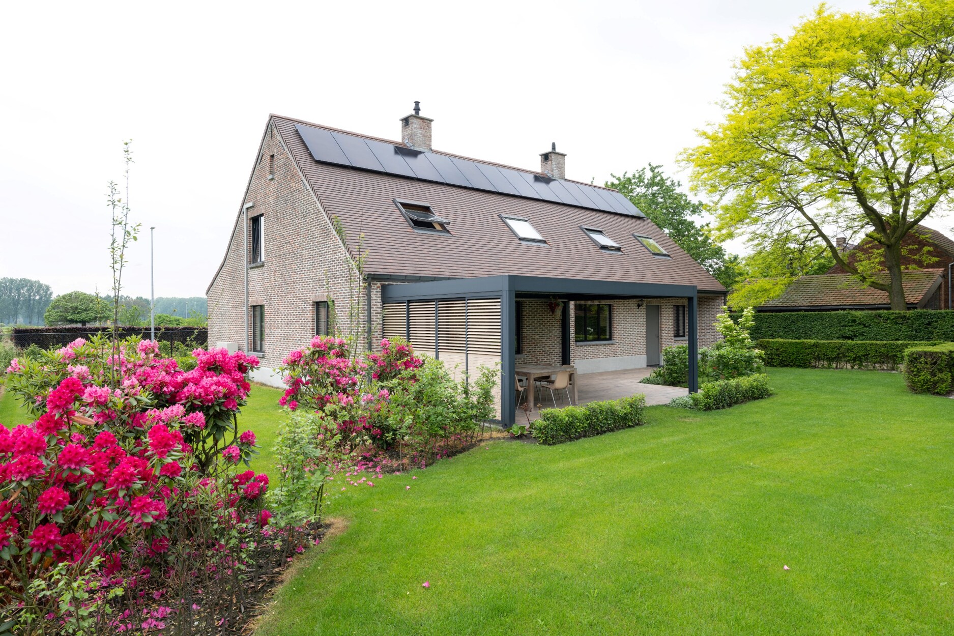 Gerenoveerde woning met 5 slaapkamers en garage op perceel van +/- 2.561m² in Wortel 