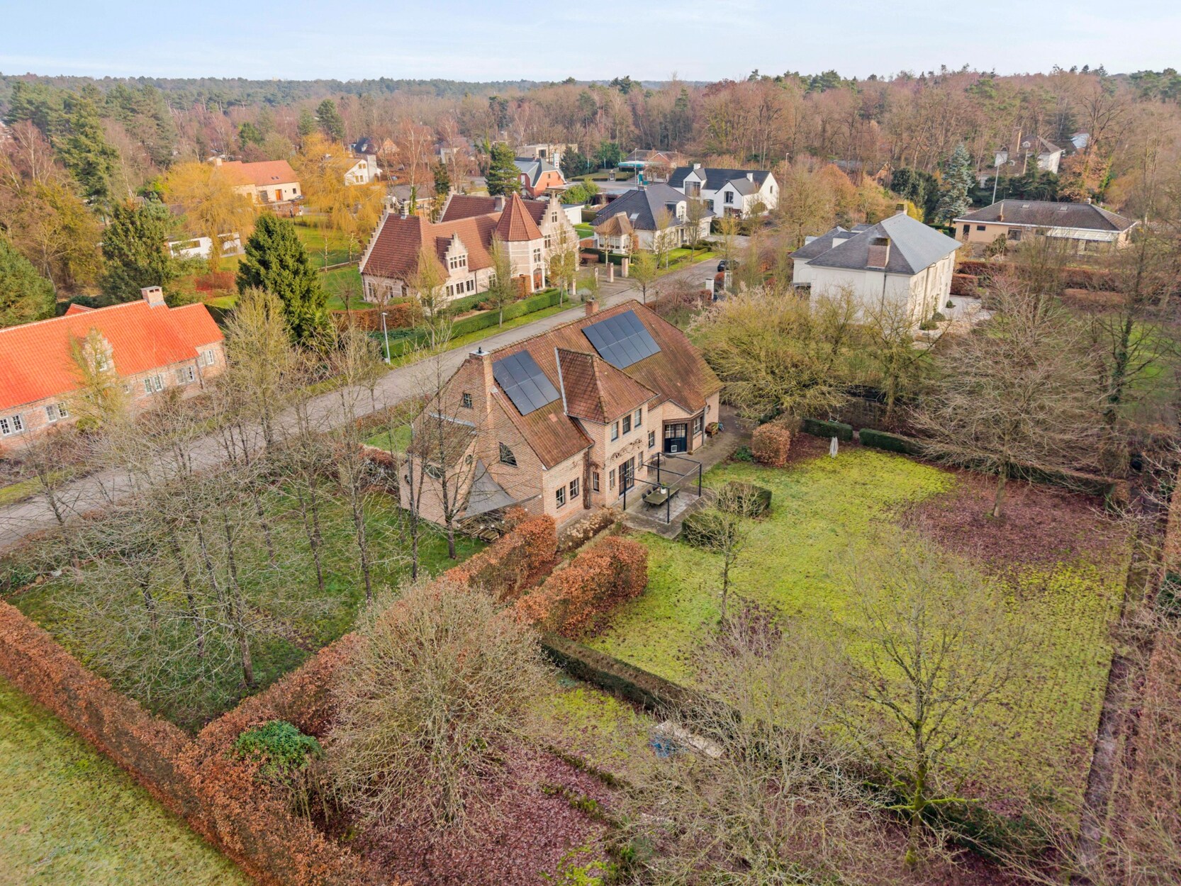 Tijdloze villa met groen uitzicht op +/- 2.750 m² te Lichtaart!