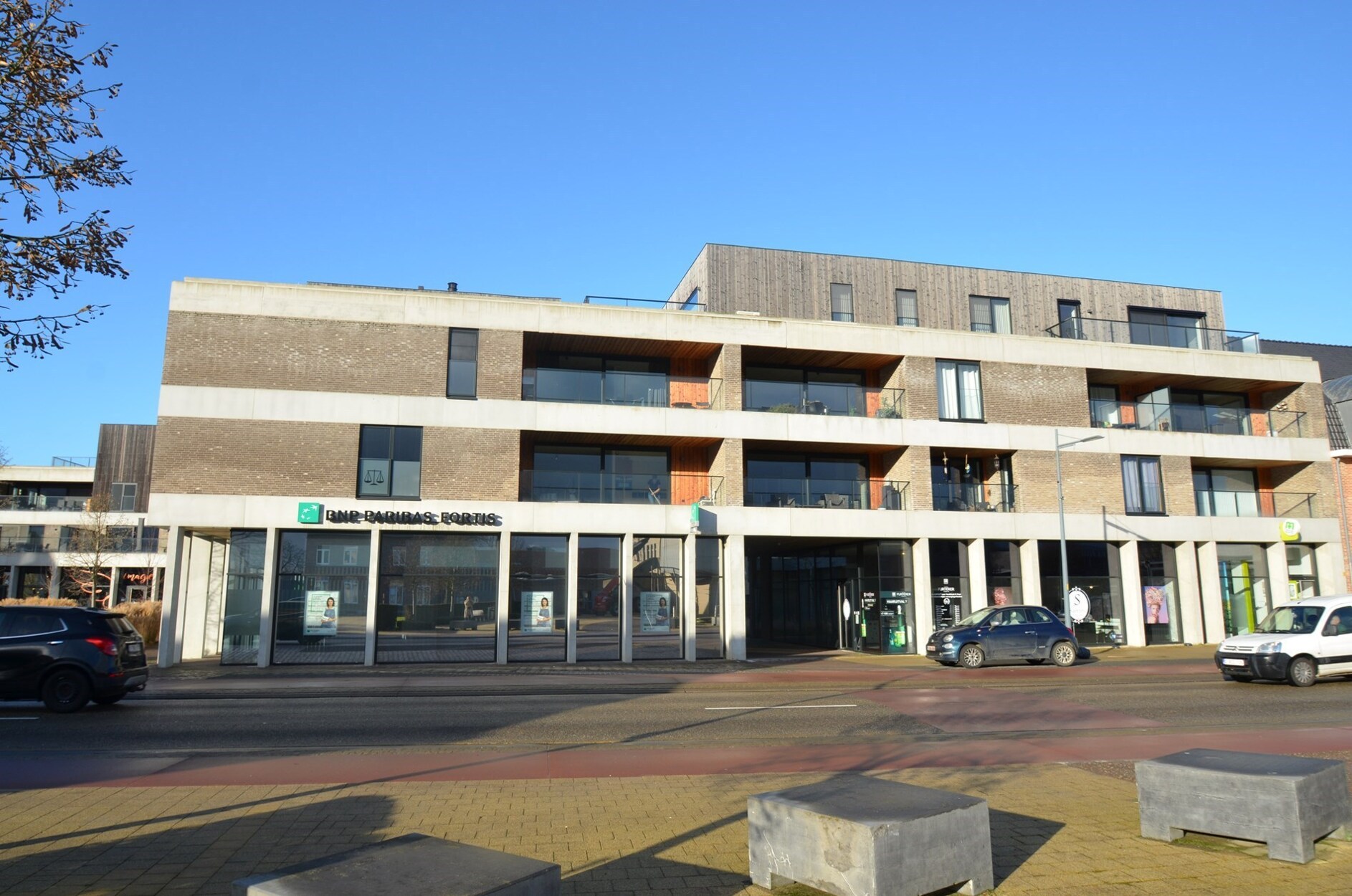 Instapklaar appartement op derde verdieping met 2 slaapkamers, ruim terras, kelder en garagebox.