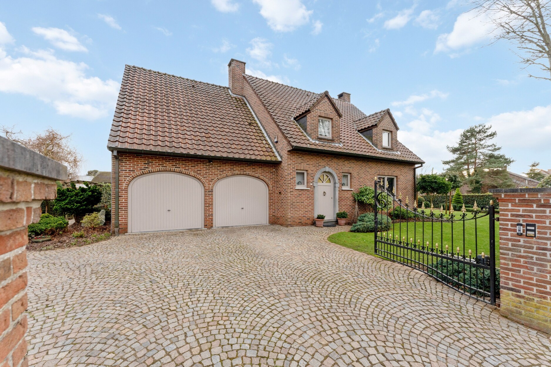 Instapklare en uitstekend onderhouden gezinswoning met 4 slaapkamers op een terrein van 908m² te Genk.