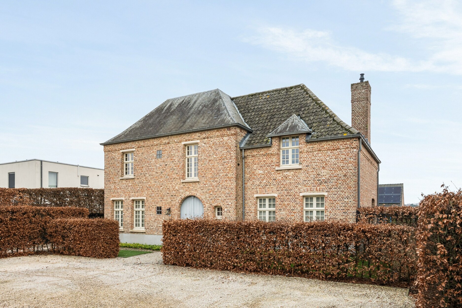 Villa met uitzonderlijk bijgebouw te Westmeerbeek 