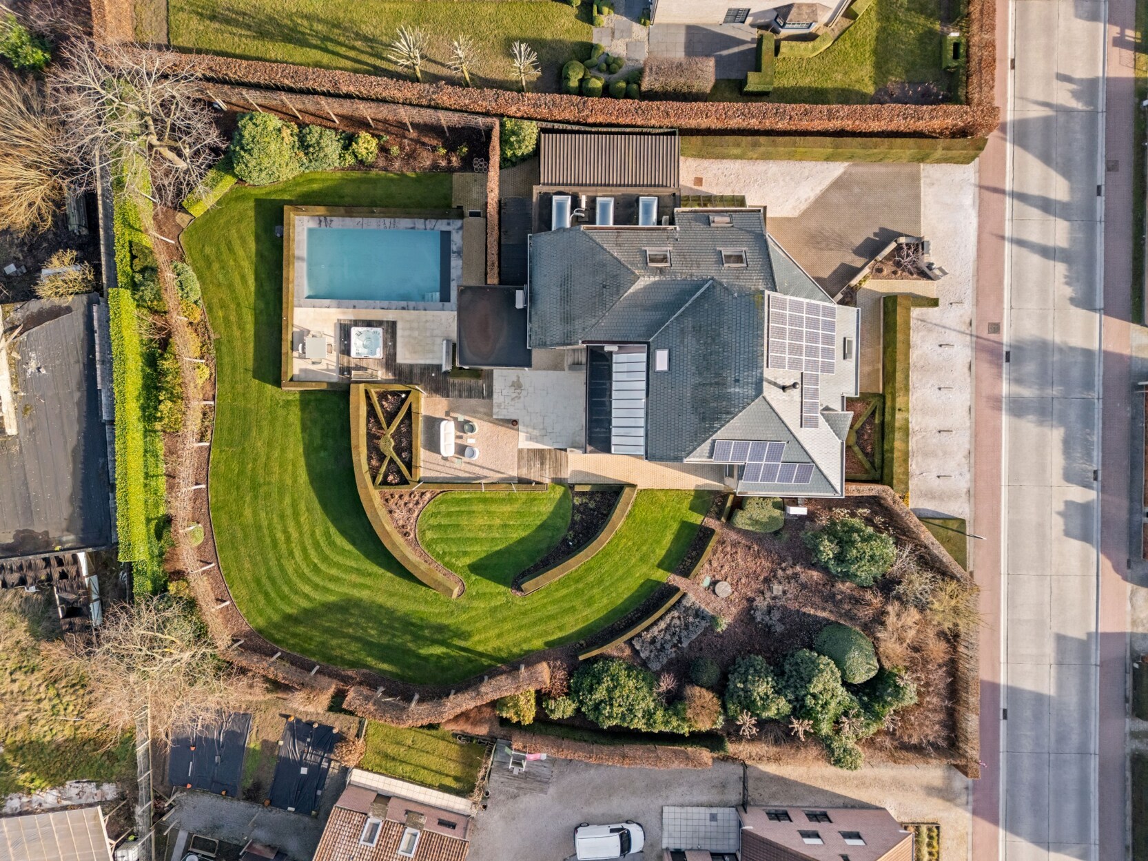 Ruime high-end villa met praktijkruimte en prachtige tuin