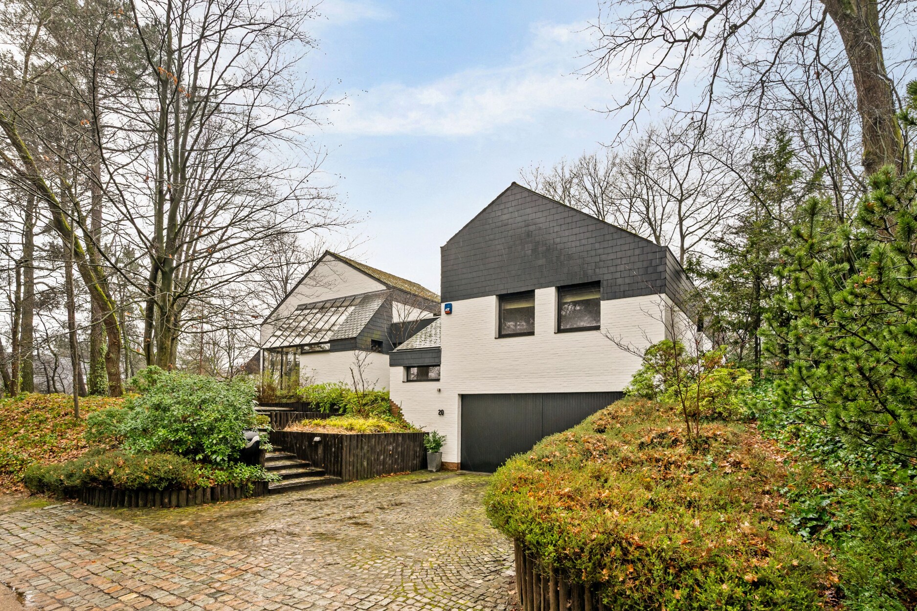 Gunstig gelegen villa met 4slaapkamers, bureel en zwembad op een omheind perceel van 1921m²