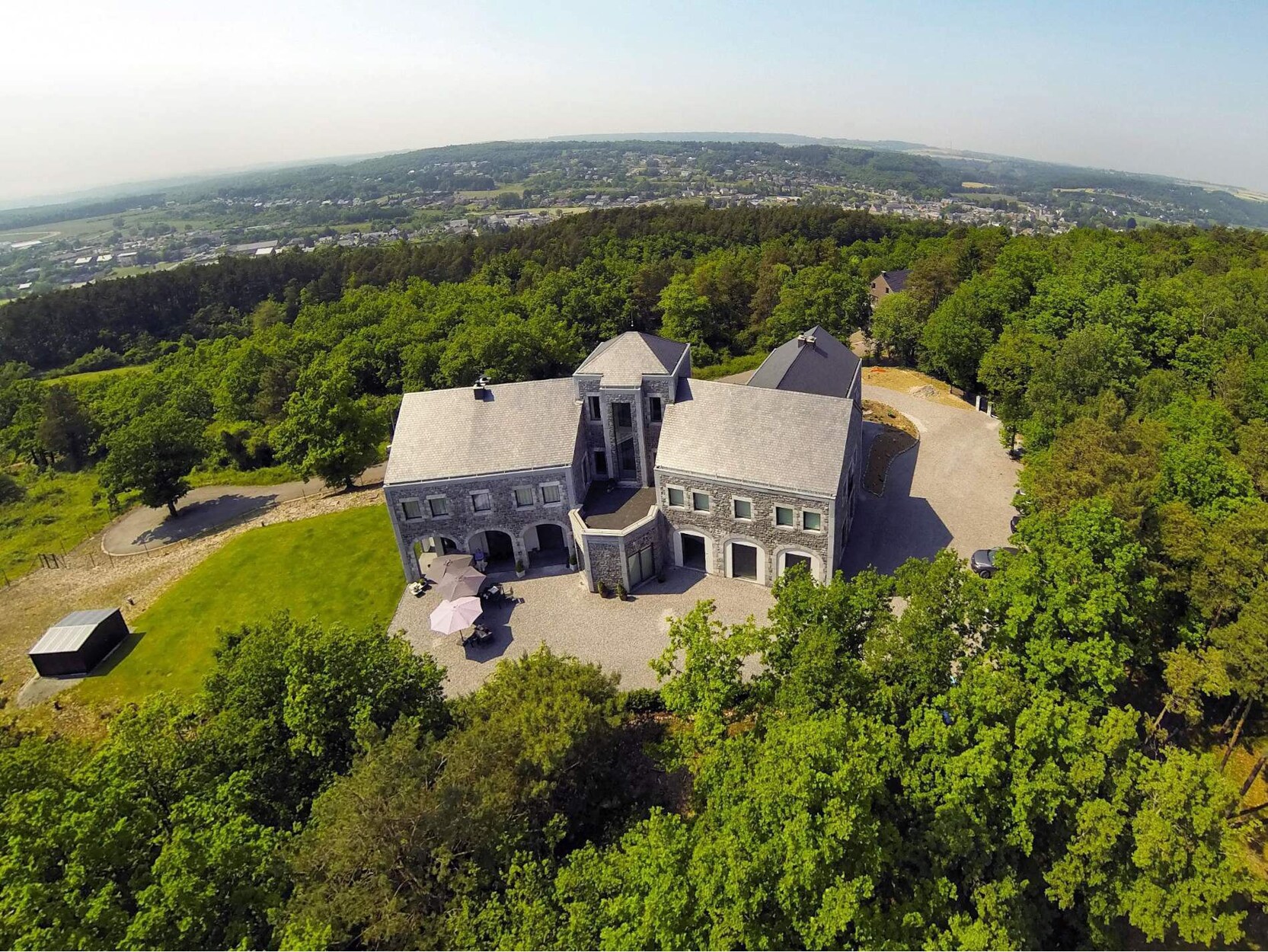 Een uitzonderlijke eigendom, omgeven door de fairways van de golfbaan, als toekomstig toonaangevend project in Durbuy
