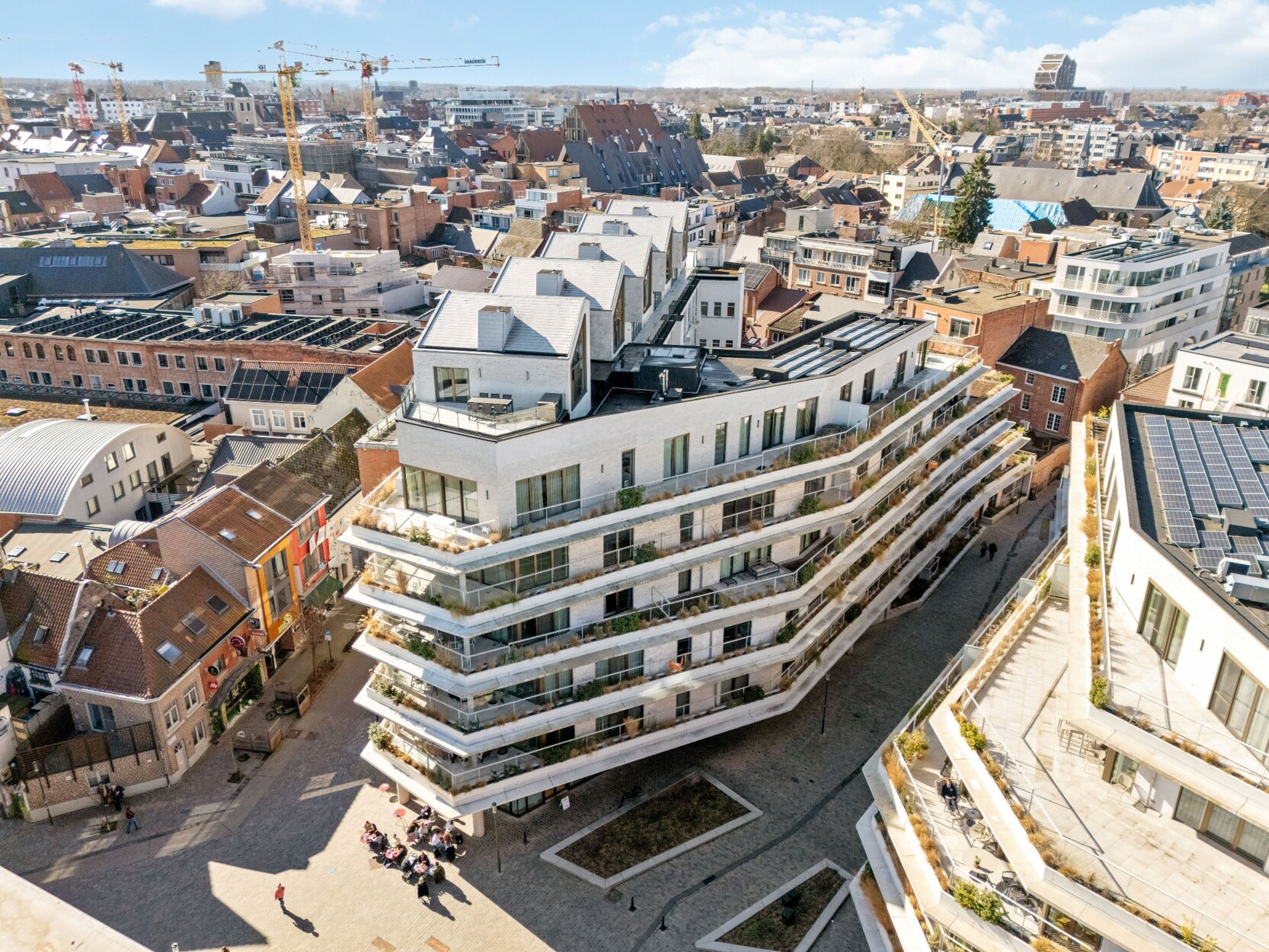 Exclusief appartement met royale wintertuin, ondergrondse parking en extra berging te Hasselt.