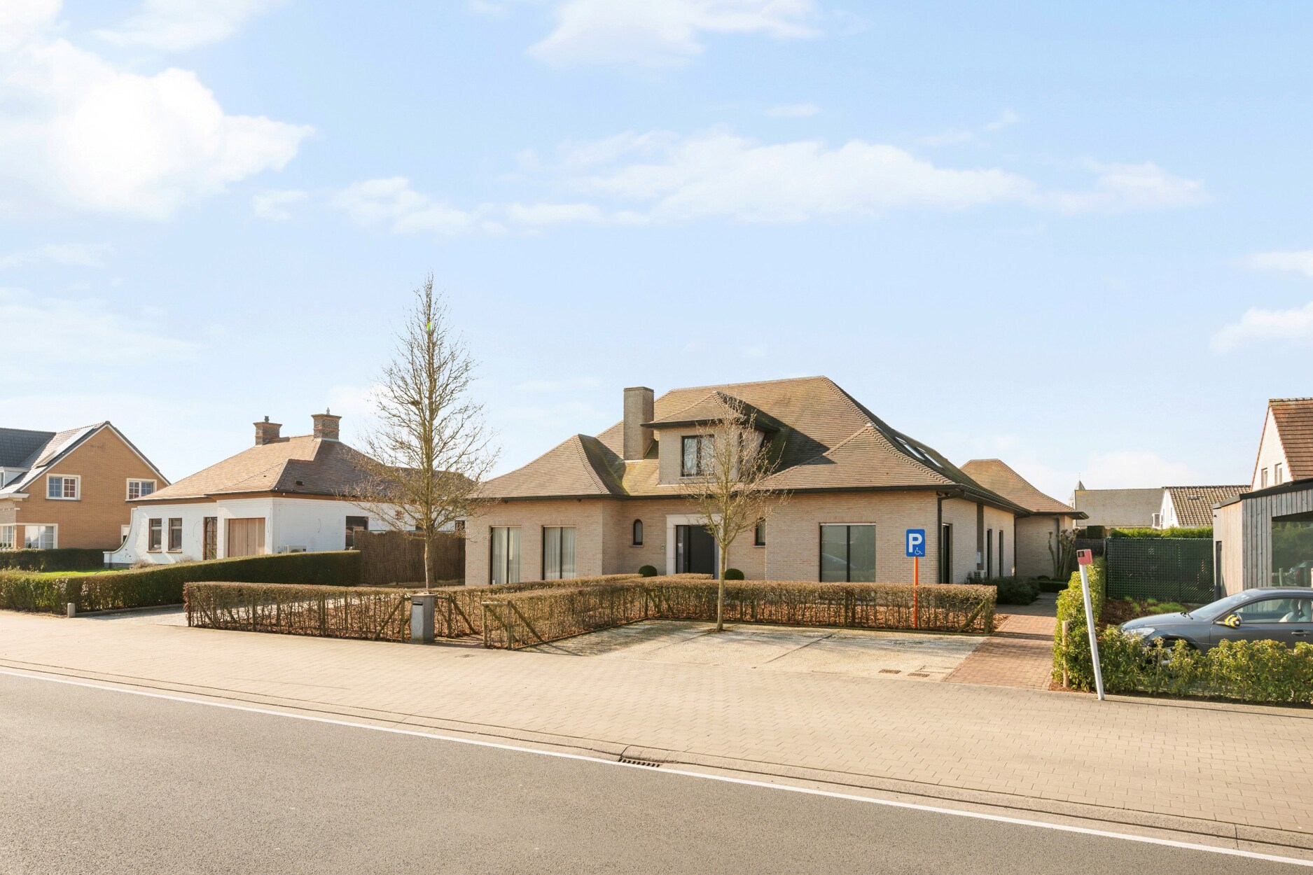 Ruime woning met praktijkruimte en zwembad