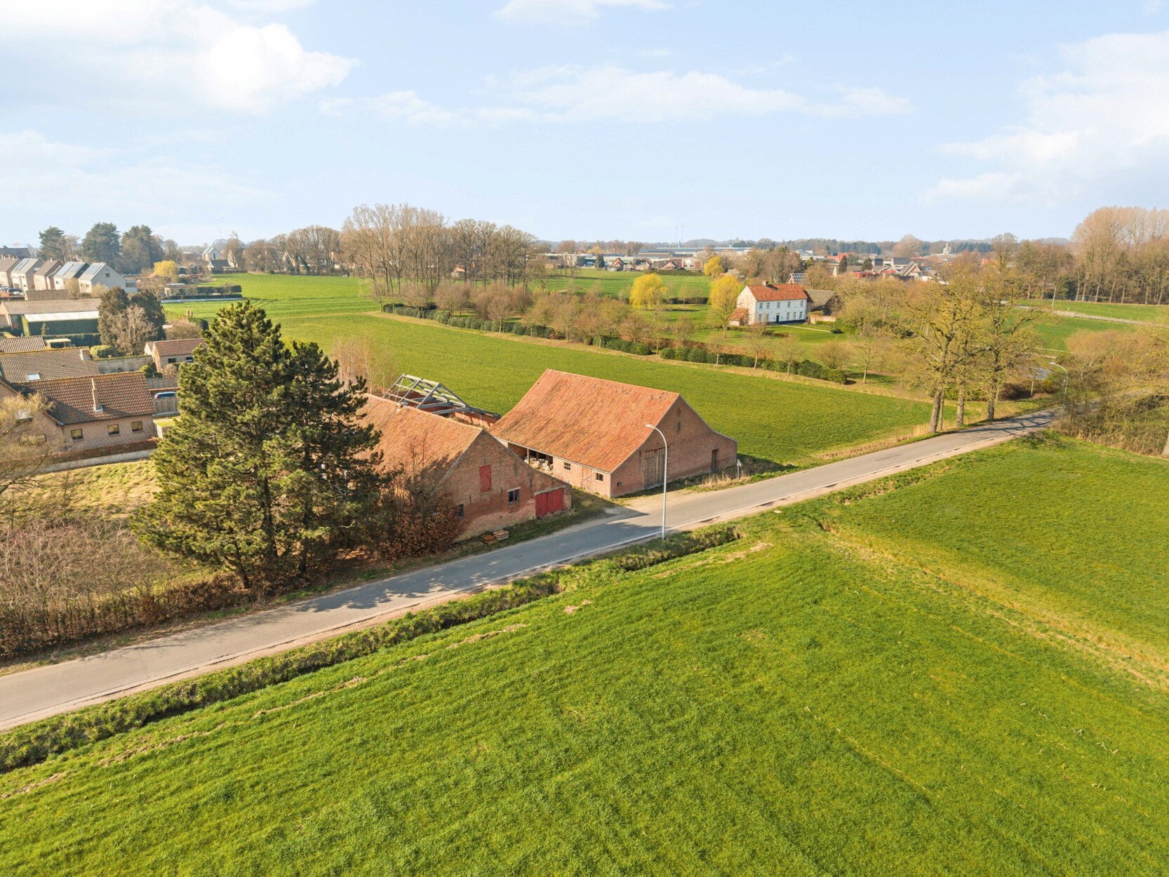 Te renoveren hoeve met reeds gerenoveerde schuur van 2.340 m² te Hoogstraten!