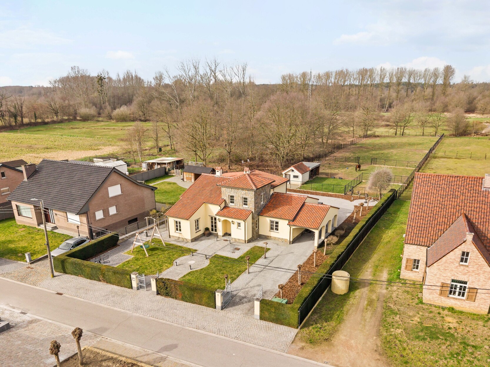 Villa met stallen op een prachtig perceel van 3.761m² – rustige en groene ligging te Scherpenheuvel-Zichem.