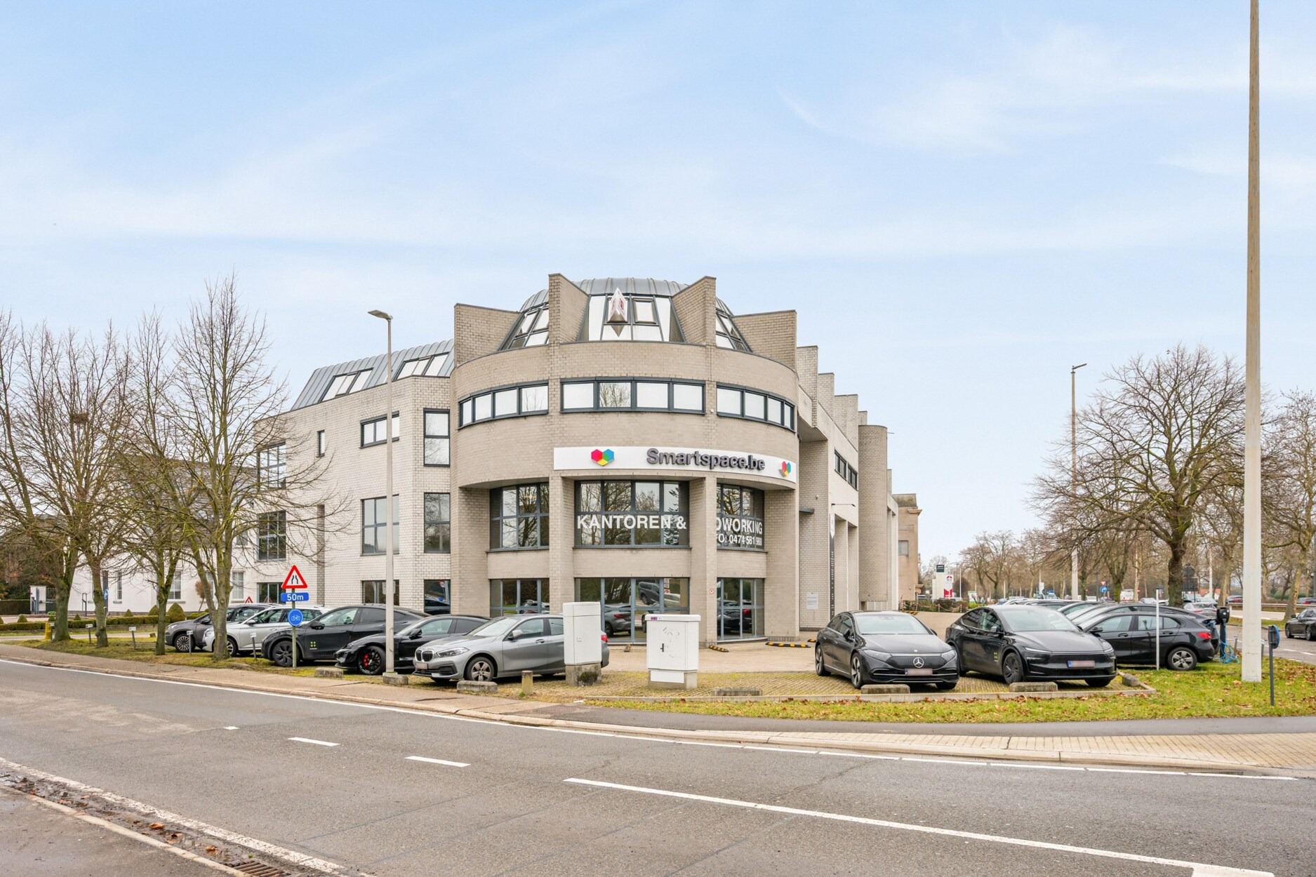 Ruim en lichtrijk op te frissen appartement (138 m²)met autostaanplaats op dakverdieping te Hasselt.