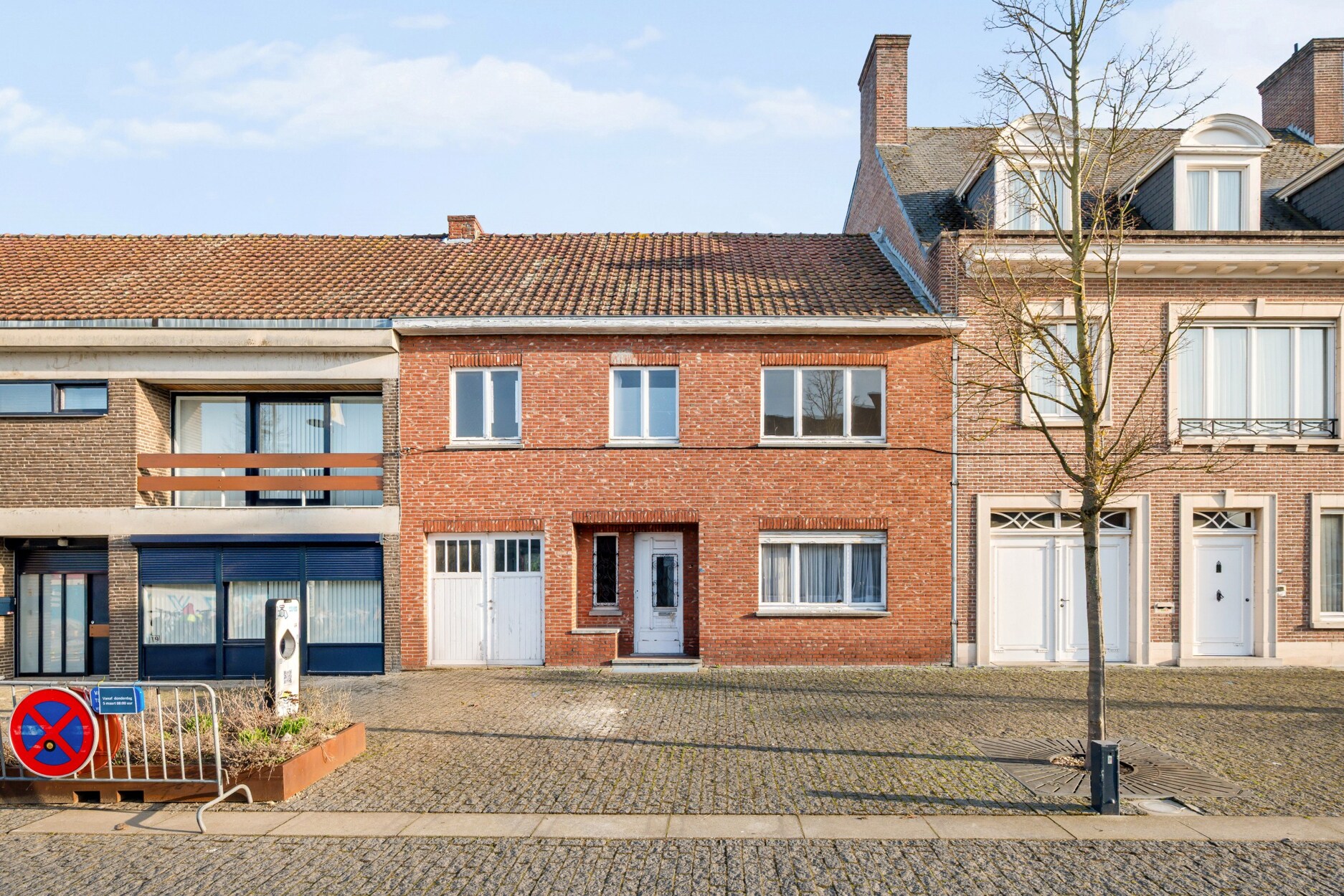 Te renoveren ruime woning met veel potentieel op een terrein van 859m2 te Alken centrum.