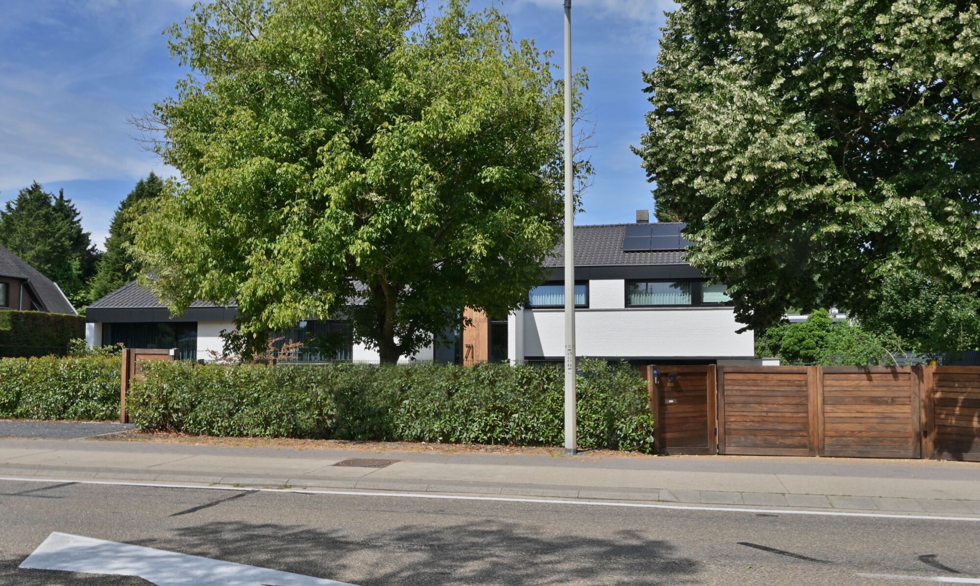Architecturale en energiezuinige villa met praktijk- of kantoorruimte, zwembad en poolhouse te Lanaken.