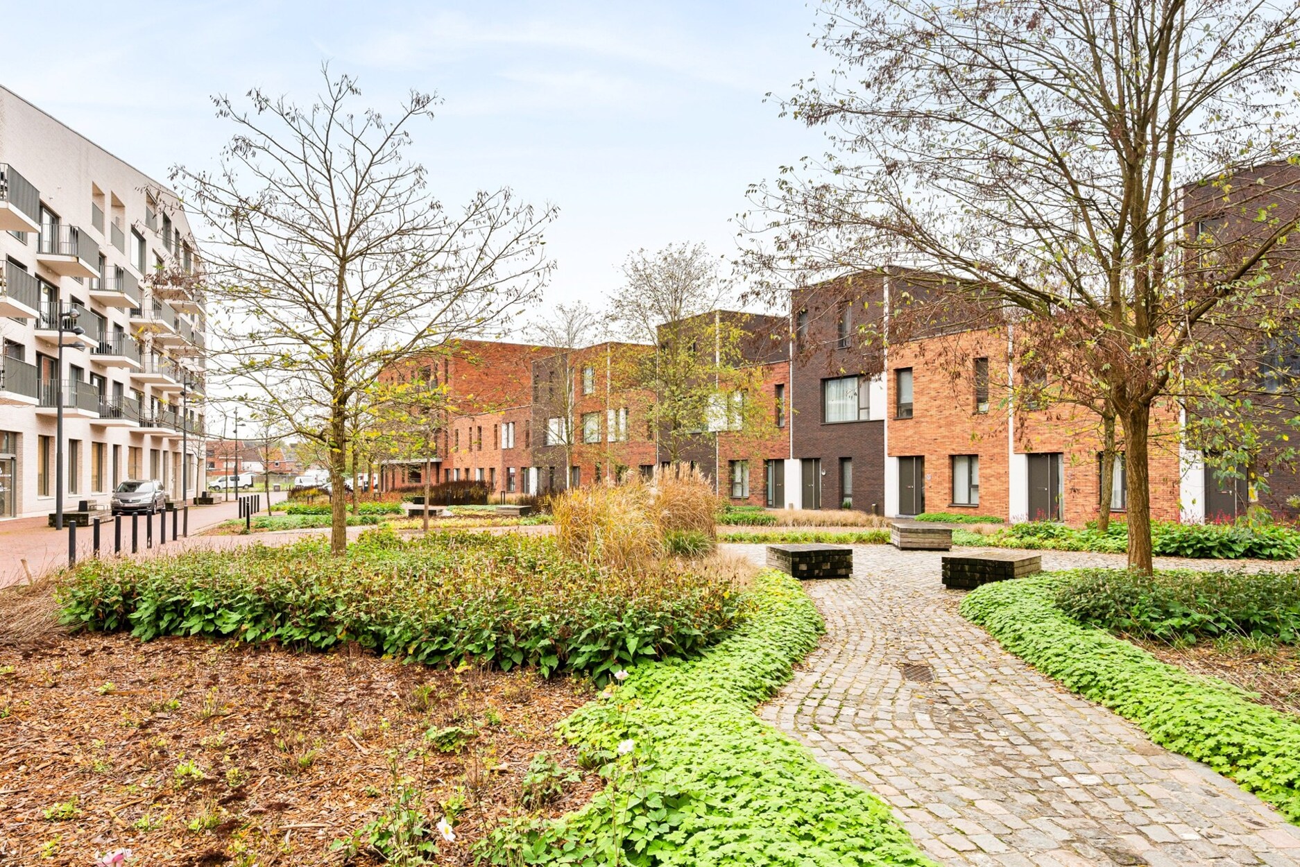 Recente stadswoning met tuin, 2 slaapkamers en bureau/dressingruimte