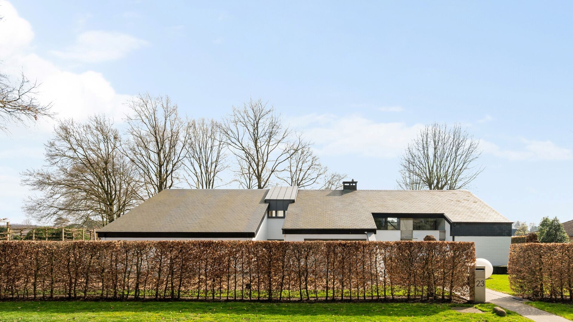 Exclusieve architecturale villa op toplocatie en prachtige tuin op een perceel van 3364m² in Zutendaal.