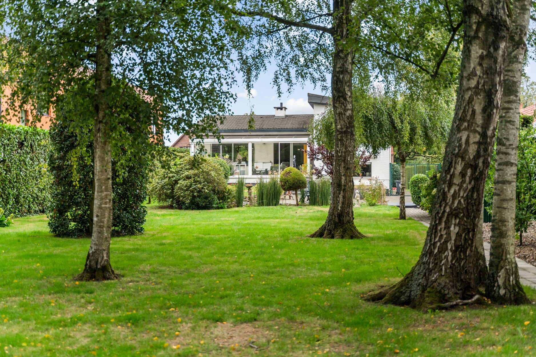 Verzorgde split-level woning met charmante tuin op perceel van +/- 1.957m²