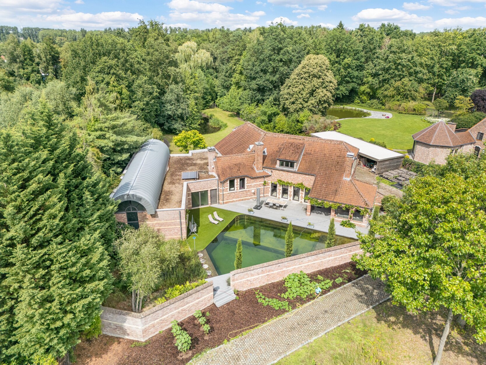 Exclusieve karaktervolle villa van +-585 m² op een prachtige natuurlijke terrein van 4875m² te Hasselt.