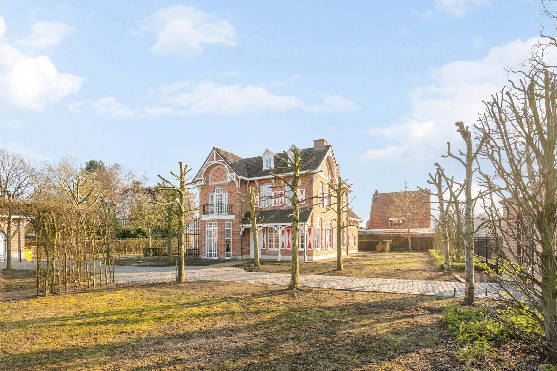 Uitzonderlijke villa in eclectische stijl met een mooie zuid oost tuin