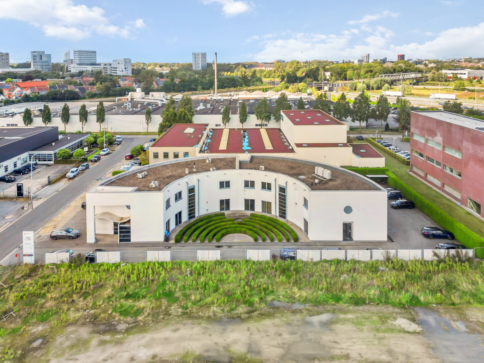 Ruim en instapklaar kantoorgebouw op absolute toplocatie