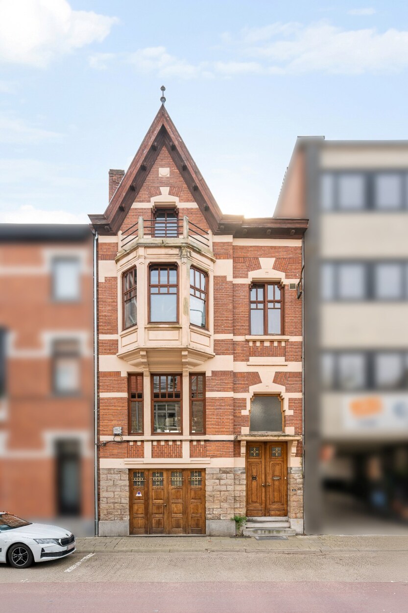 Volledig gerenoveerde herenwoning van +-367m² met karakter en topligging in Hasselt.