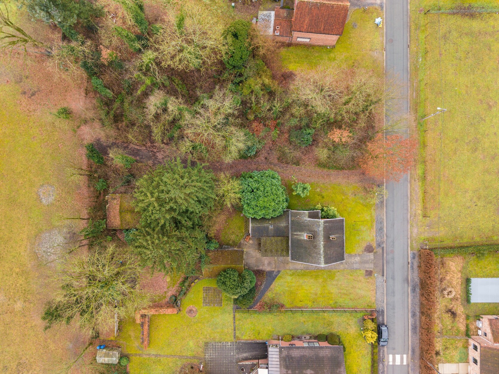 Unieke ruime renovatiewoning op 3923 m² en een groene residentiële omgeving te Genk.