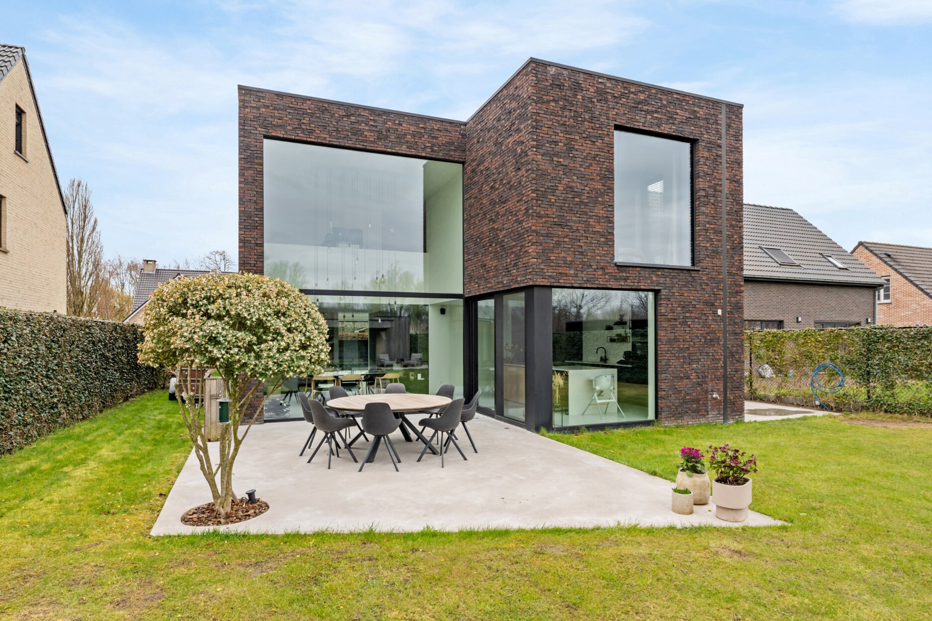 Hoogwaardig afgewerkte moderne villa te Brecht/Sint Lenaarts!