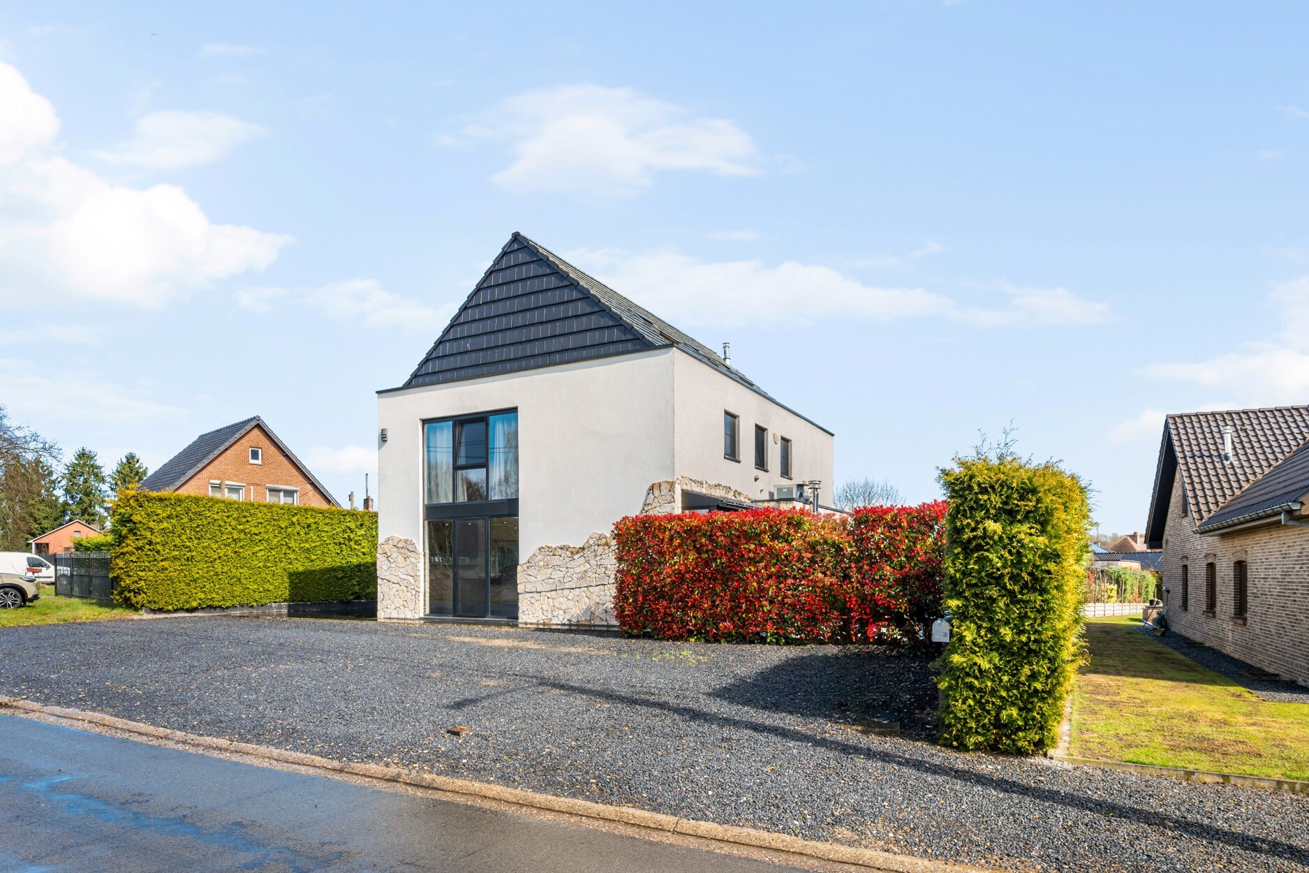 Ruime luxevilla met 5 slaapkamers, horecavergunning en talloze mogelijkheden in Genk