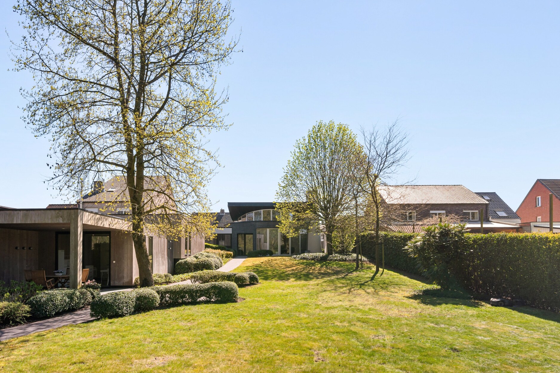 Karaktervolle gelijkvloerse villa met groen uitzicht achteraan!