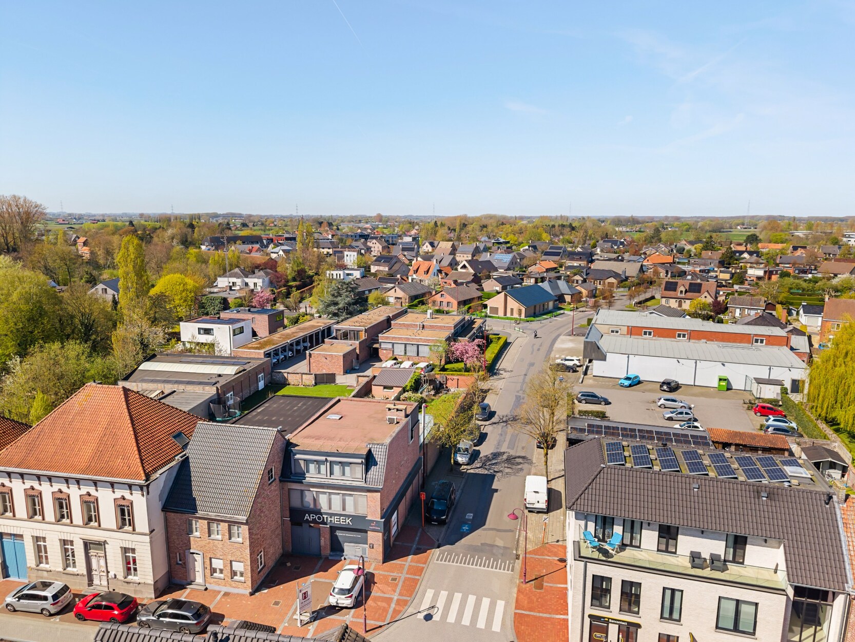 Woning met handelspand, tuin en groot terras