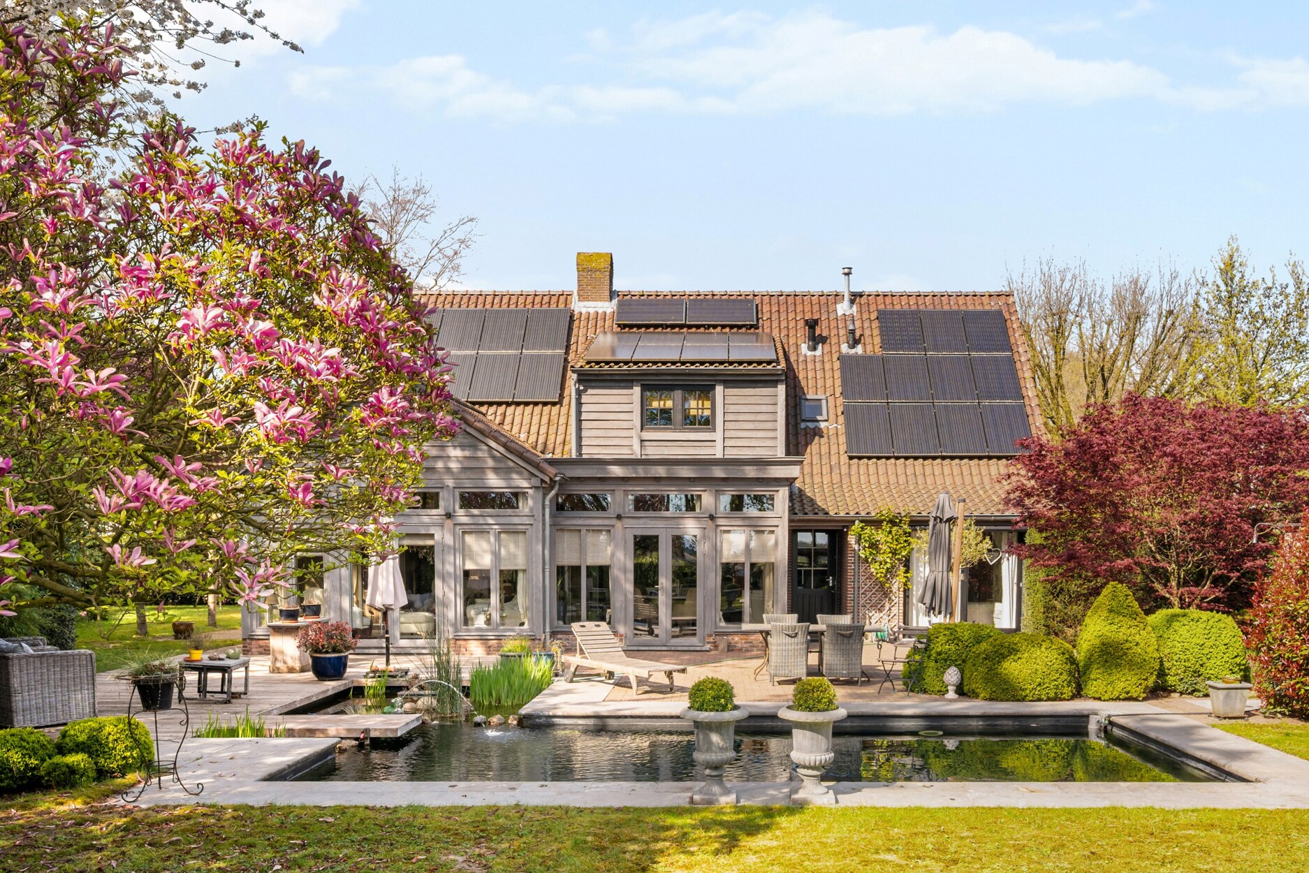 Rustig gelegen landhuis met zwemvijver en open zicht achteraan!