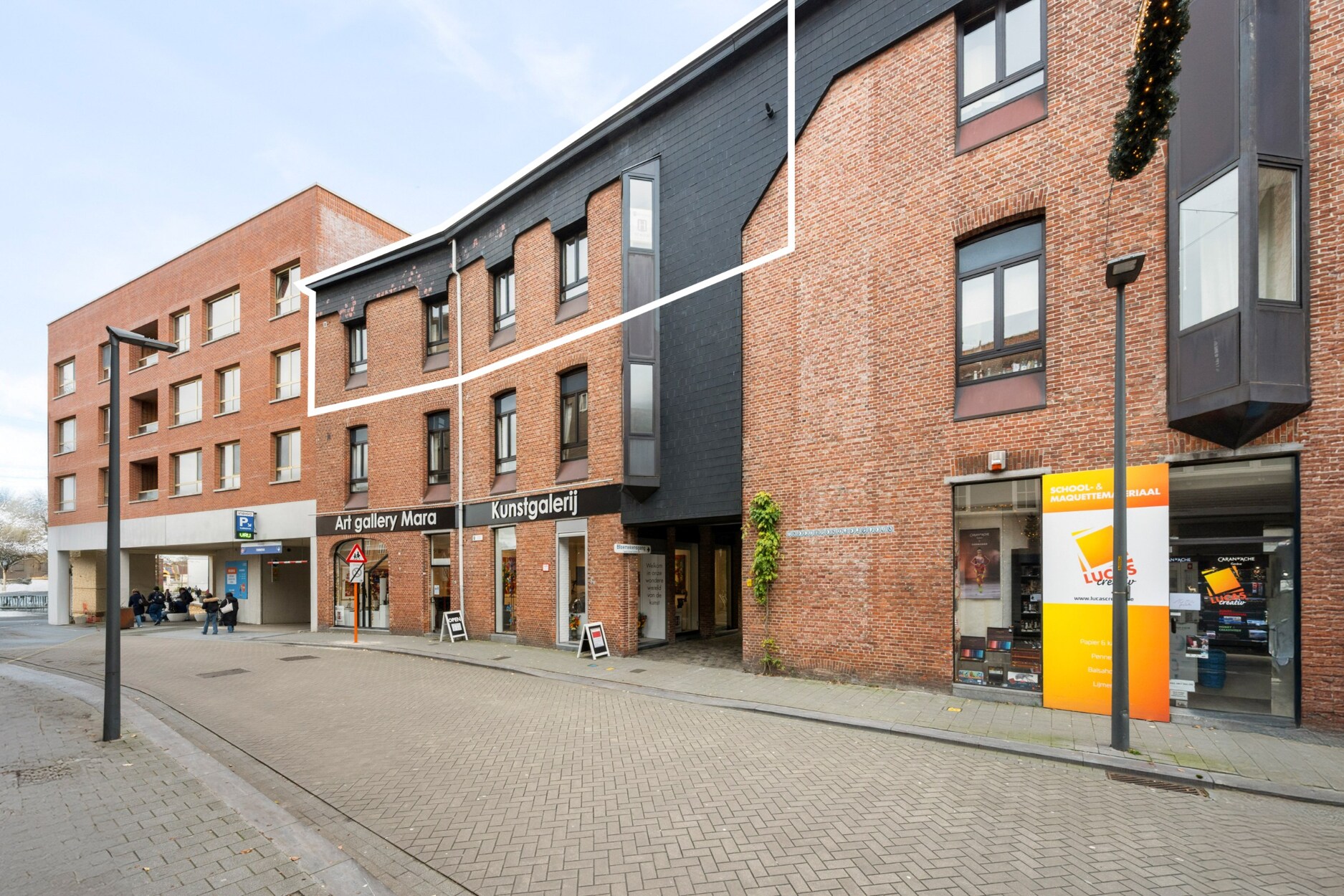 Lichtrijk appartement met veelzijdige aansluitende studio - uitzonderlijk potentieel 