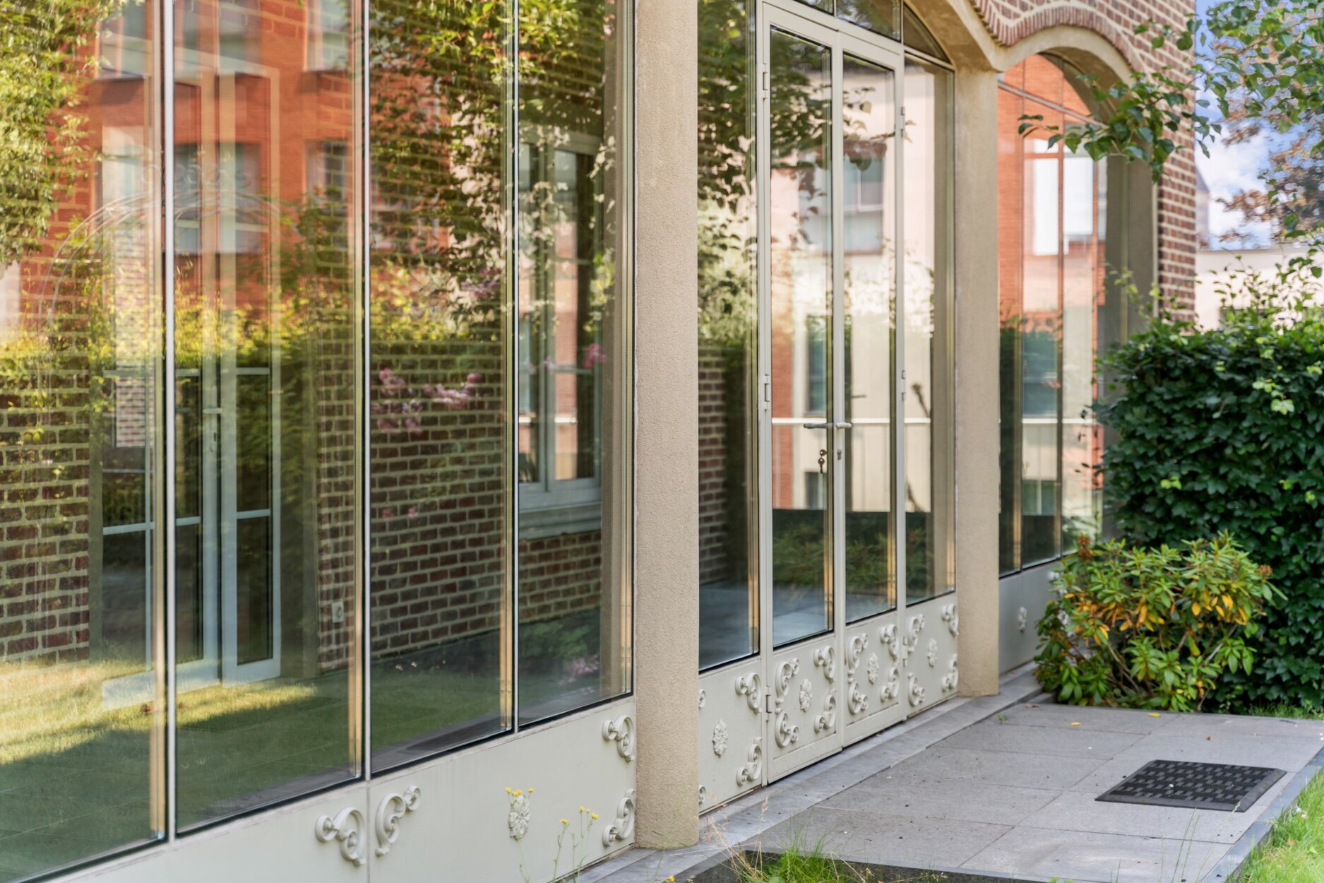 Exclusief gelijkvloers en luxe villa-appartementment van 265m² op een groen terrein van  390m² te Genk.