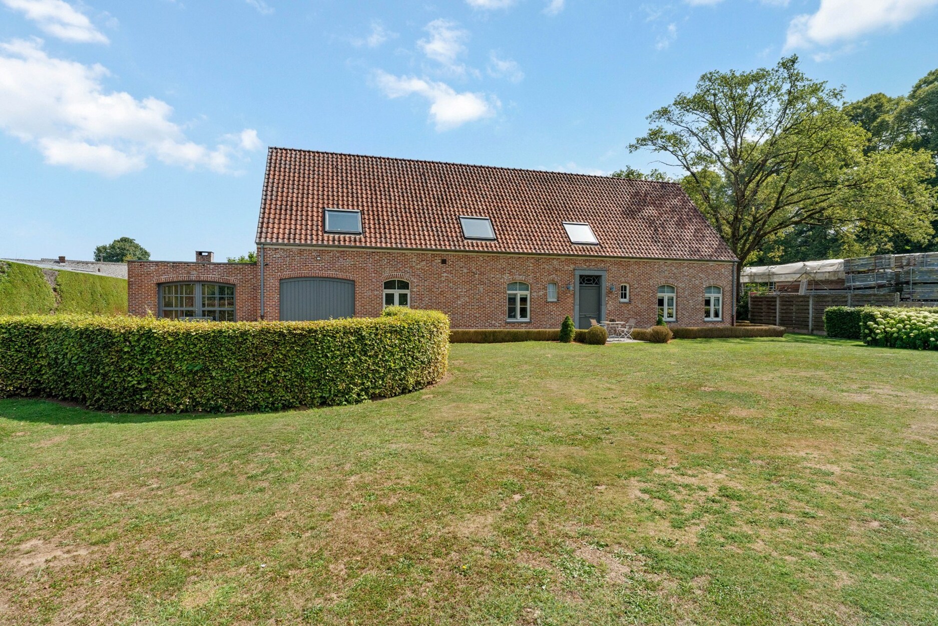 Heropgebouwde langgevelhoeve met bijgebouw op perceel van 1.369m² te Herentals!