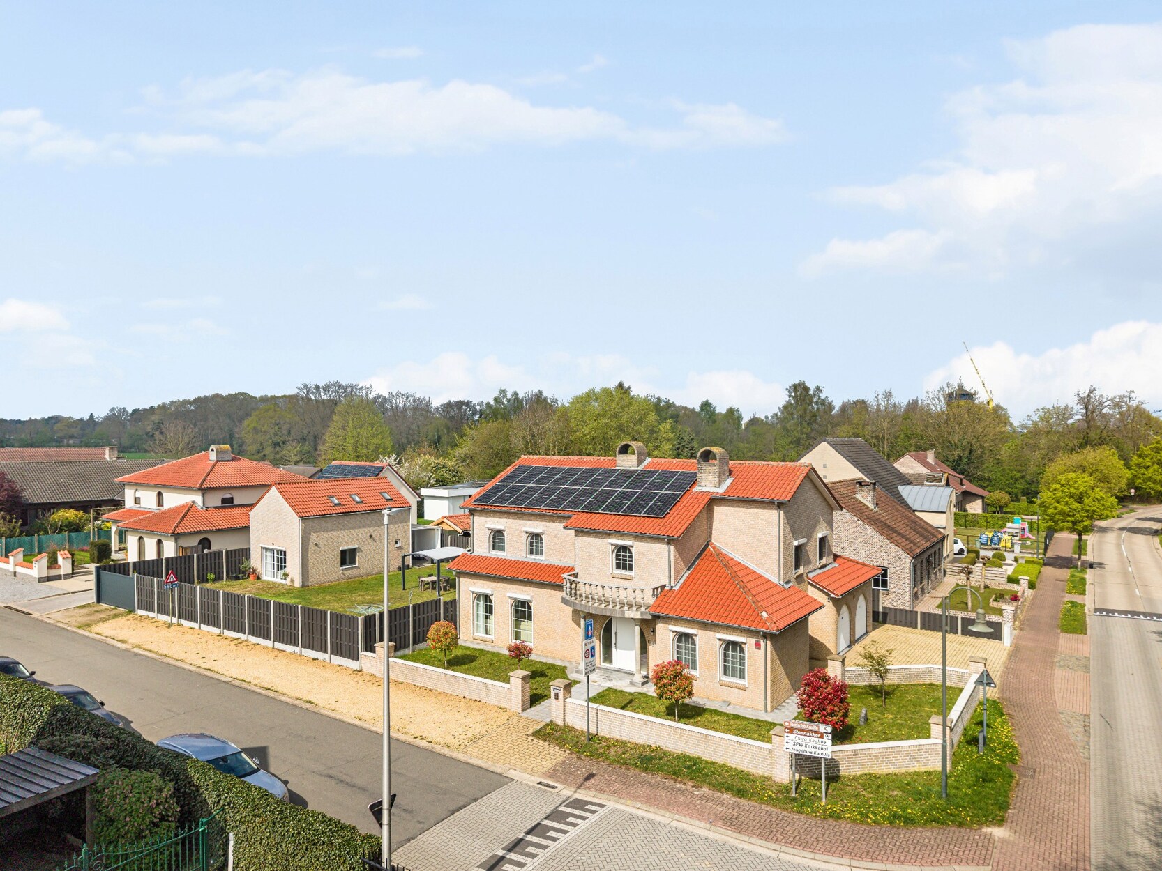 Ruime woning met 4 slpks en ingericht bijgebouw te Bocholt